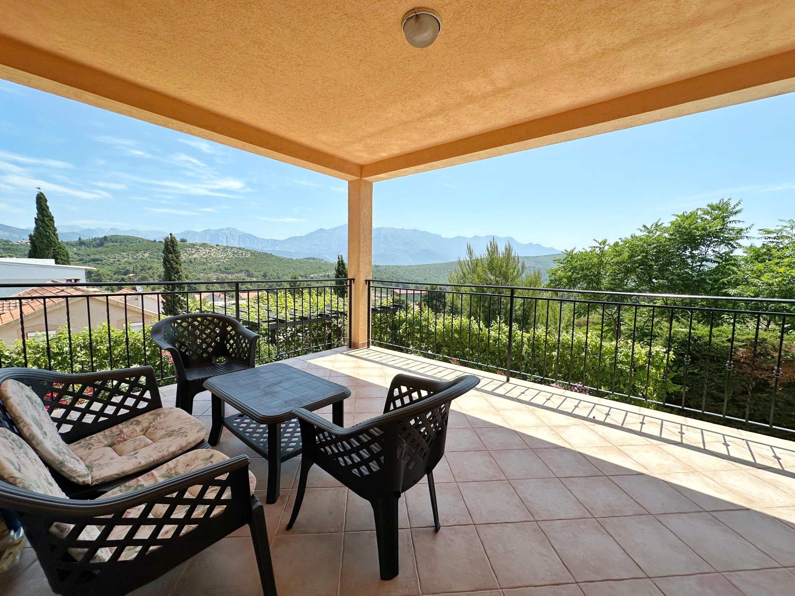 Mini-hotel with pool and spa near Lustica Bay