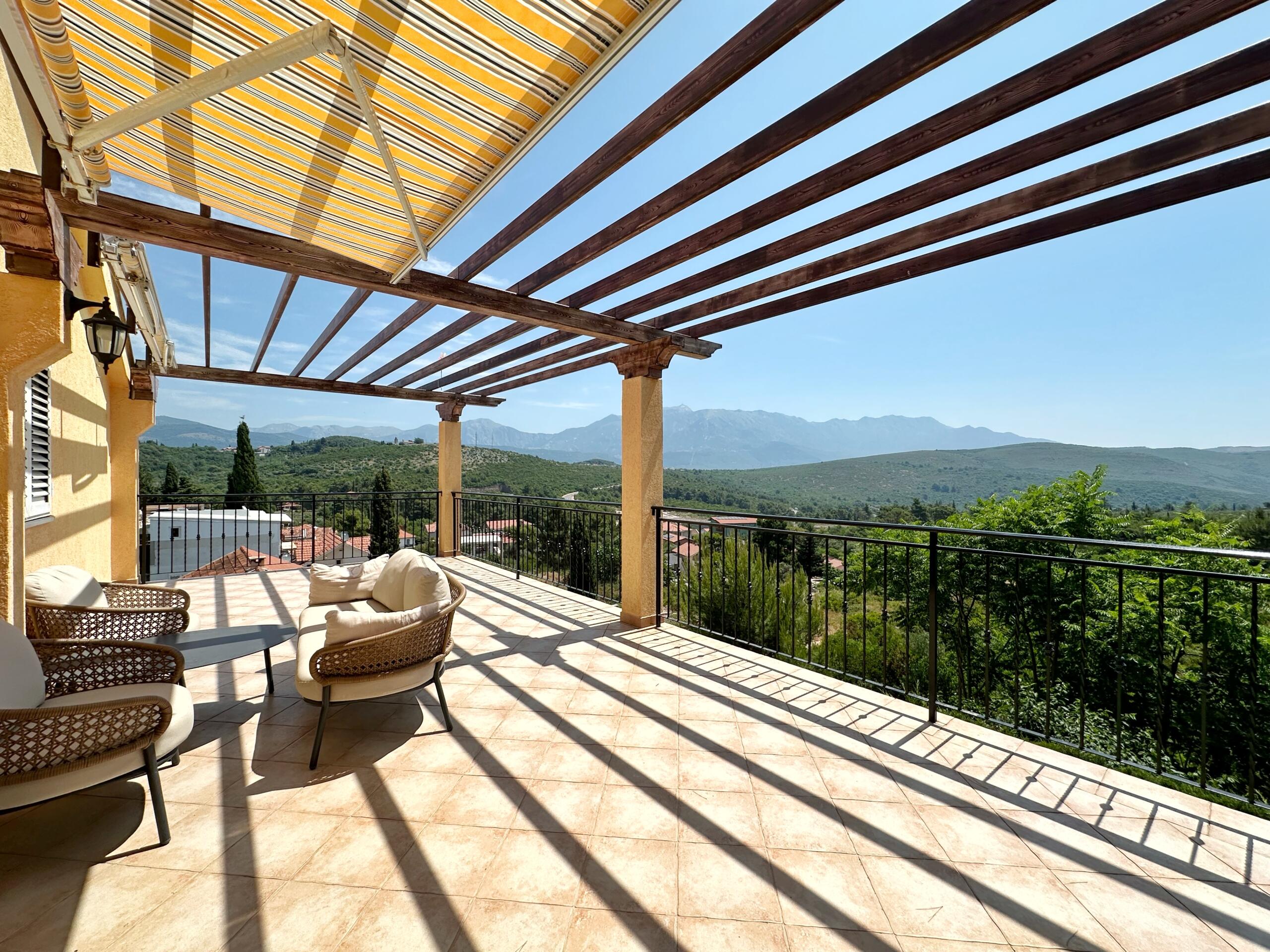 Mini-hotel with pool and spa near Lustica Bay