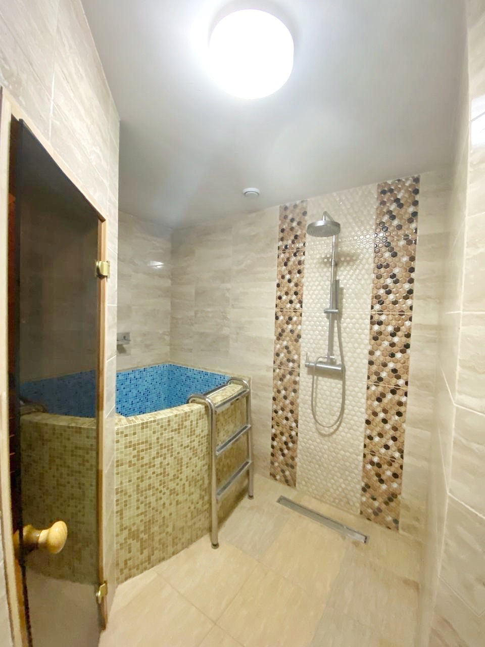 Mini-hotel with pool and spa near Lustica Bay