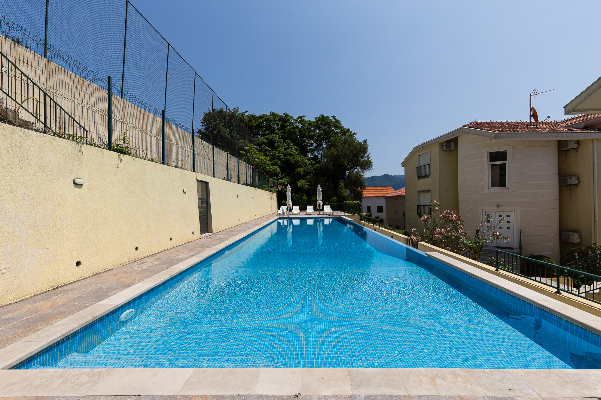 Apartment with Sea View, Bijela