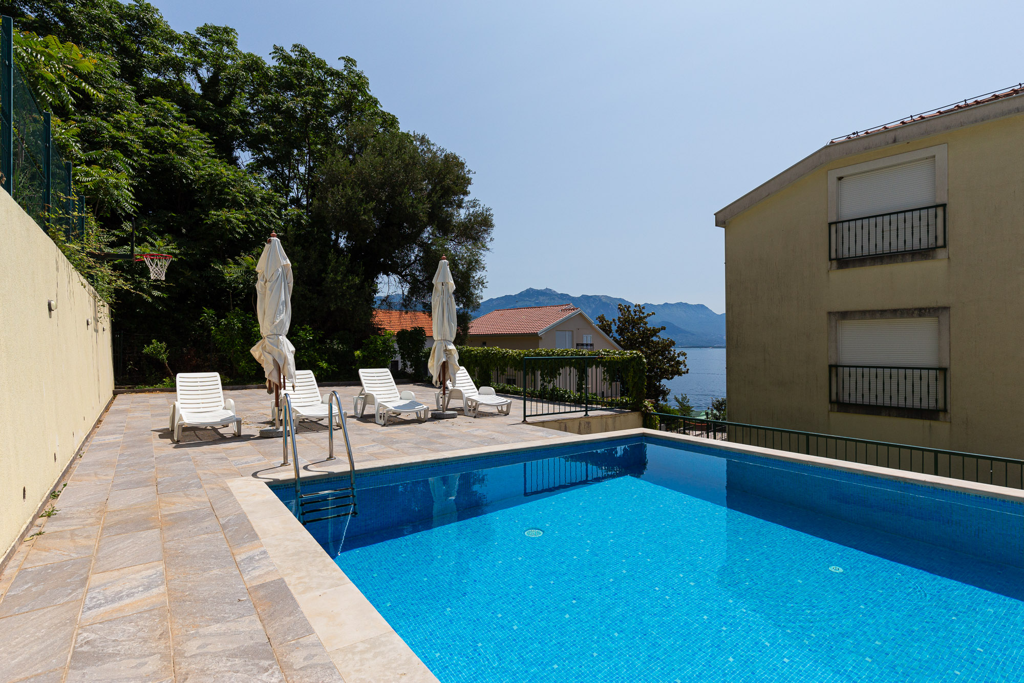 Apartment with Sea View, Bijela