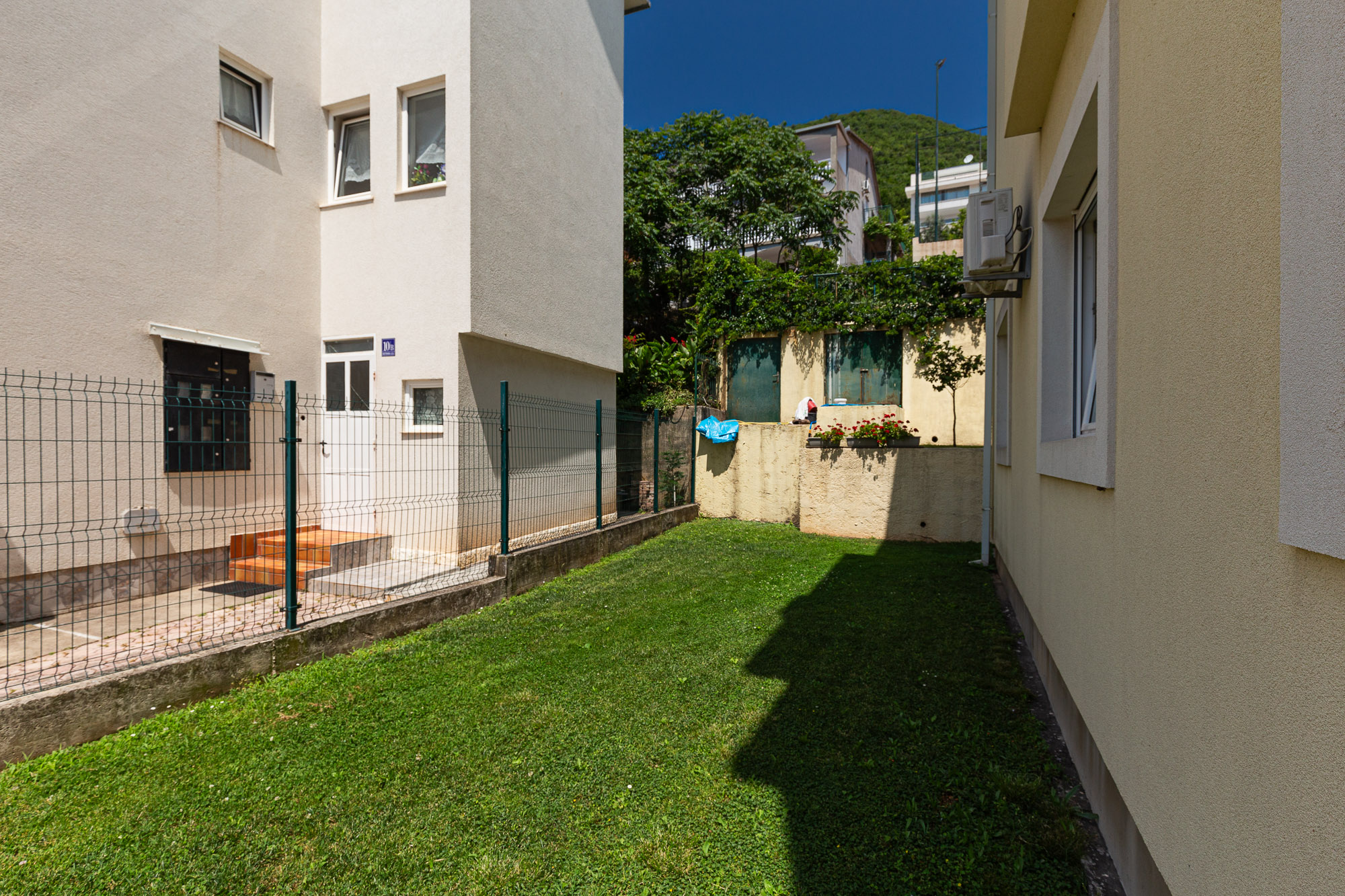 Apartment with Sea View, Bijela