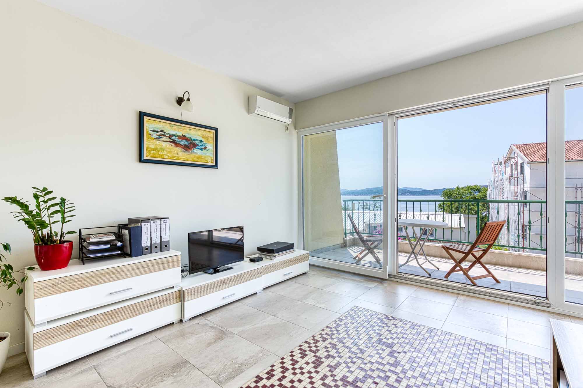 Apartment with Sea View, Bijela