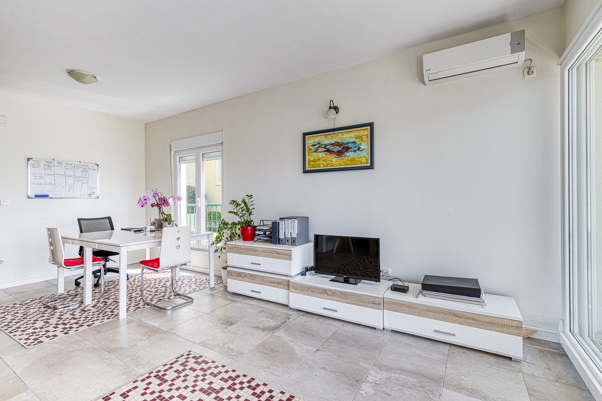 Apartment with Sea View, Bijela