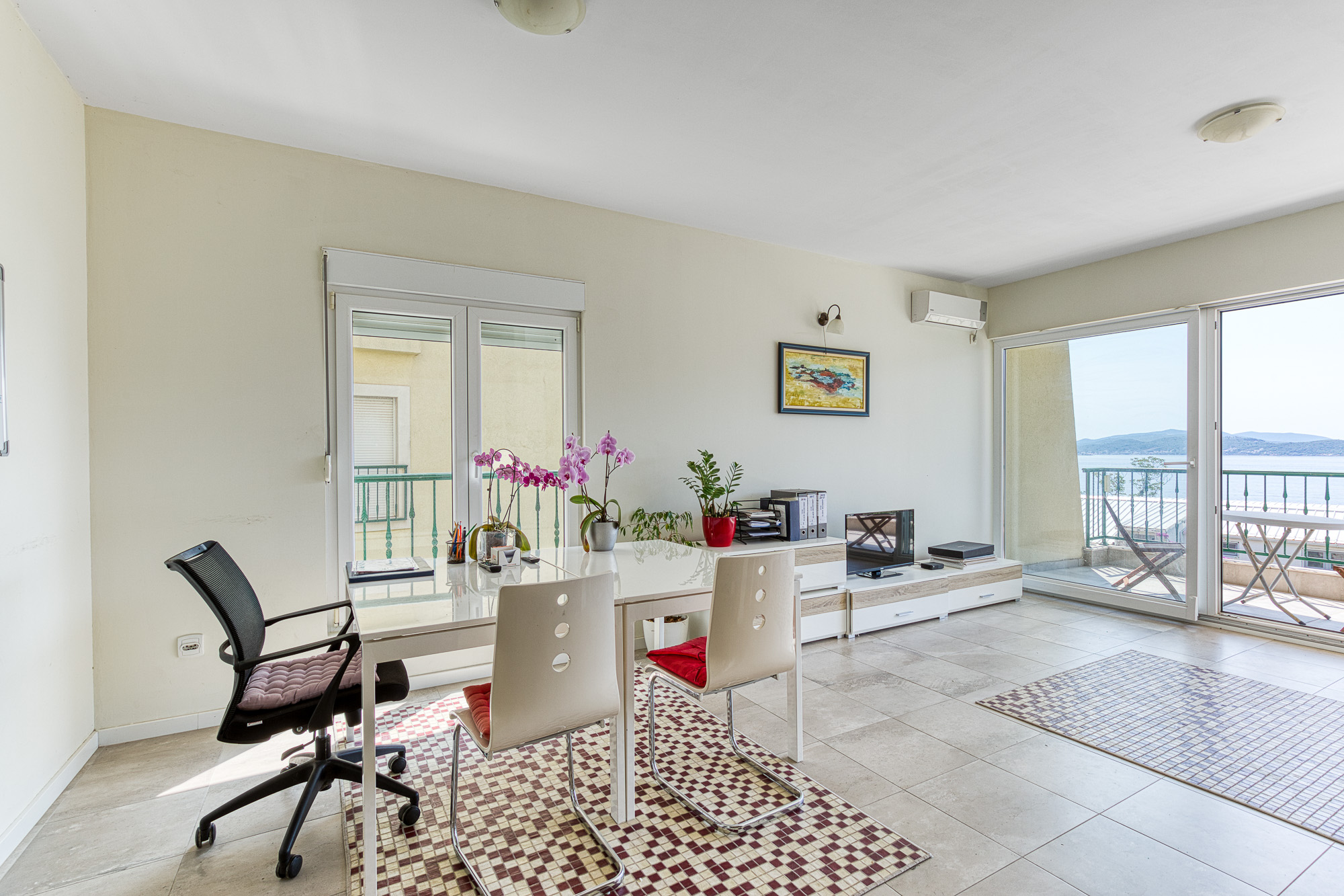 Apartment with Sea View, Bijela