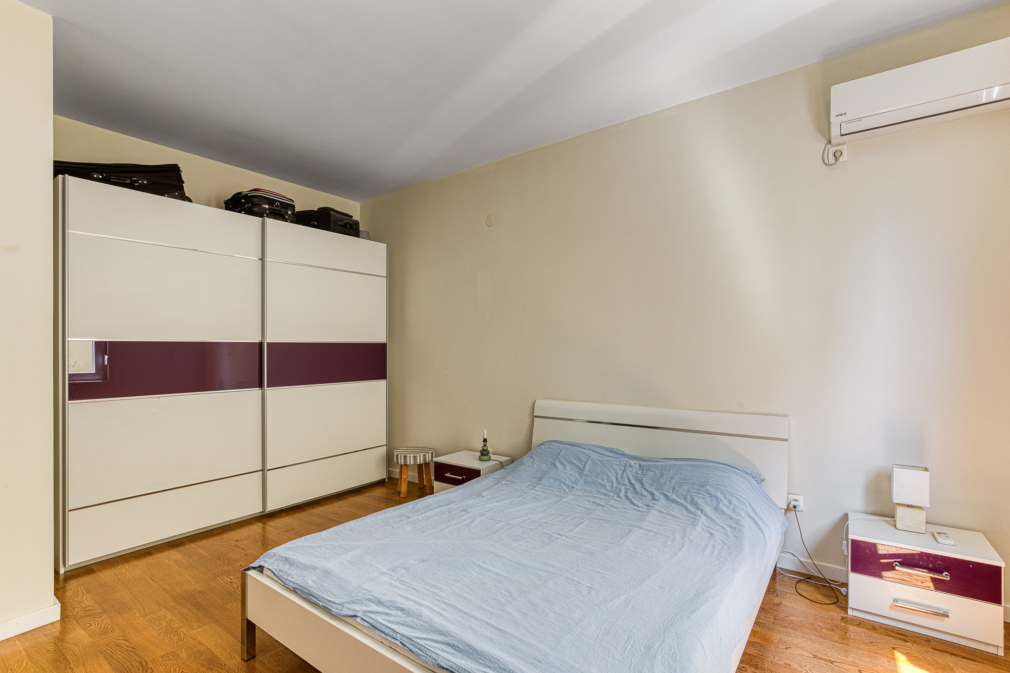 Apartment with Sea View, Bijela