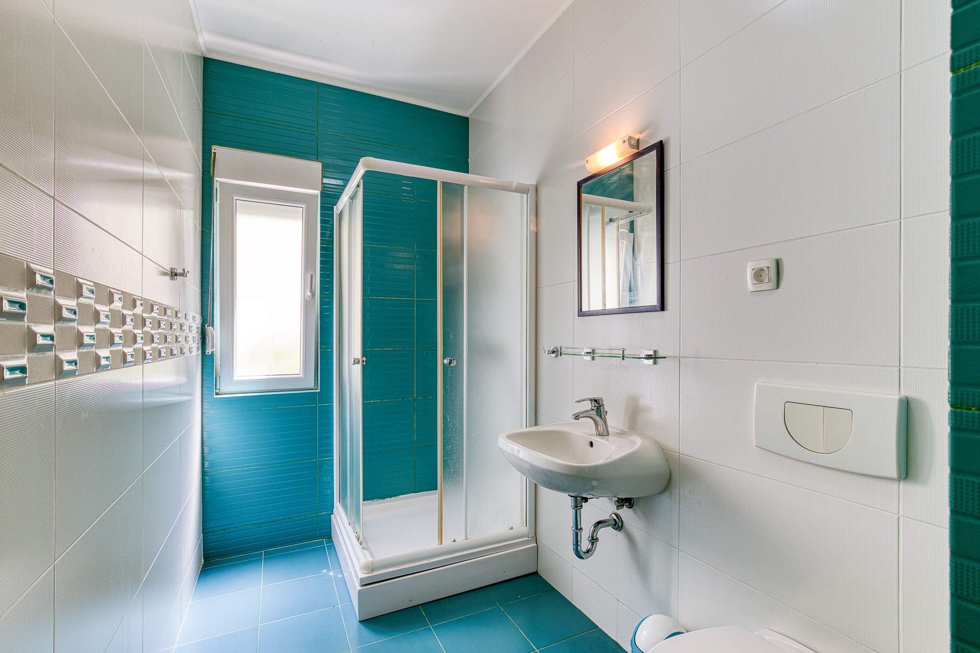 Apartment with Sea View, Bijela