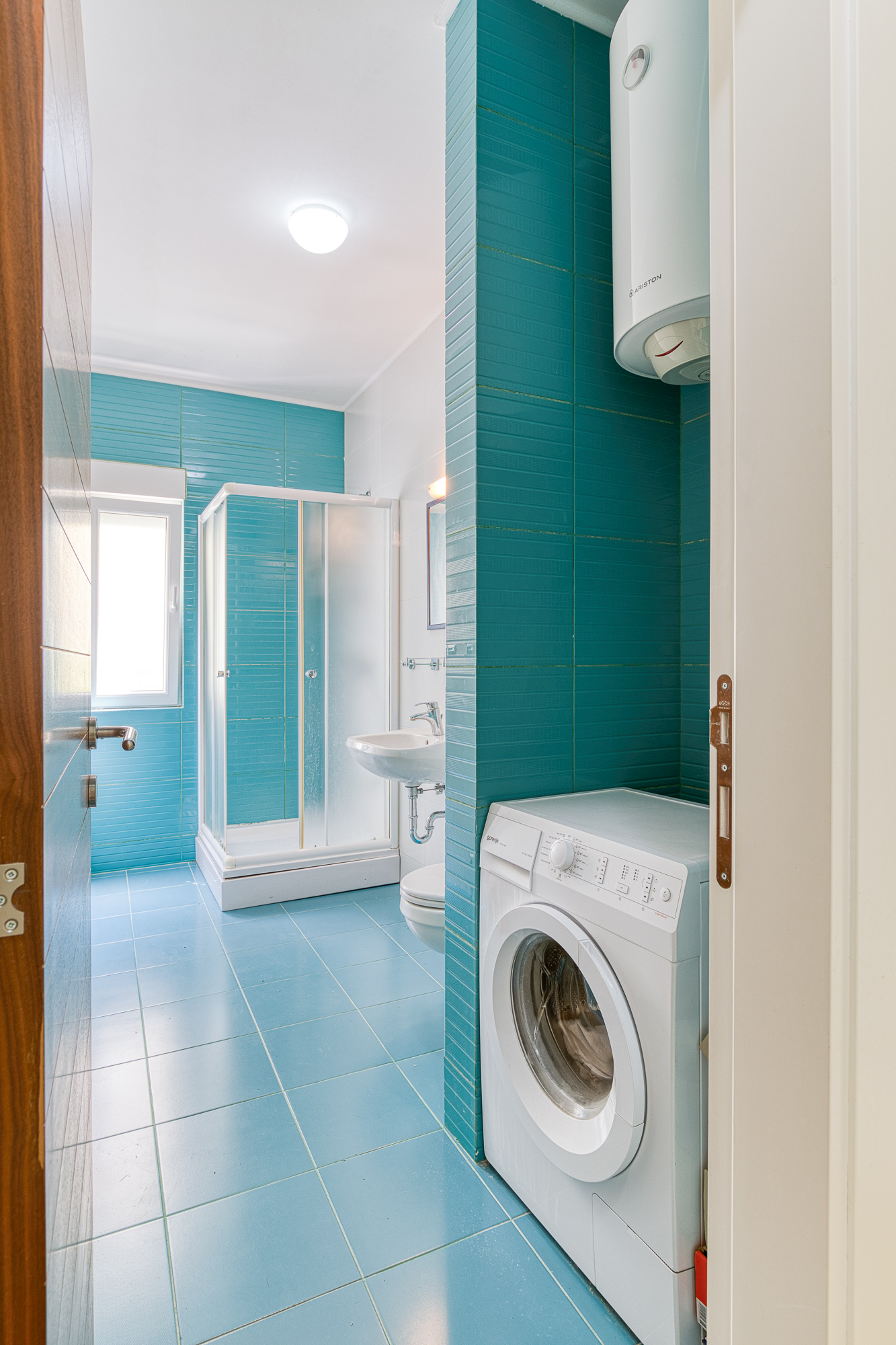 Apartment with Sea View, Bijela