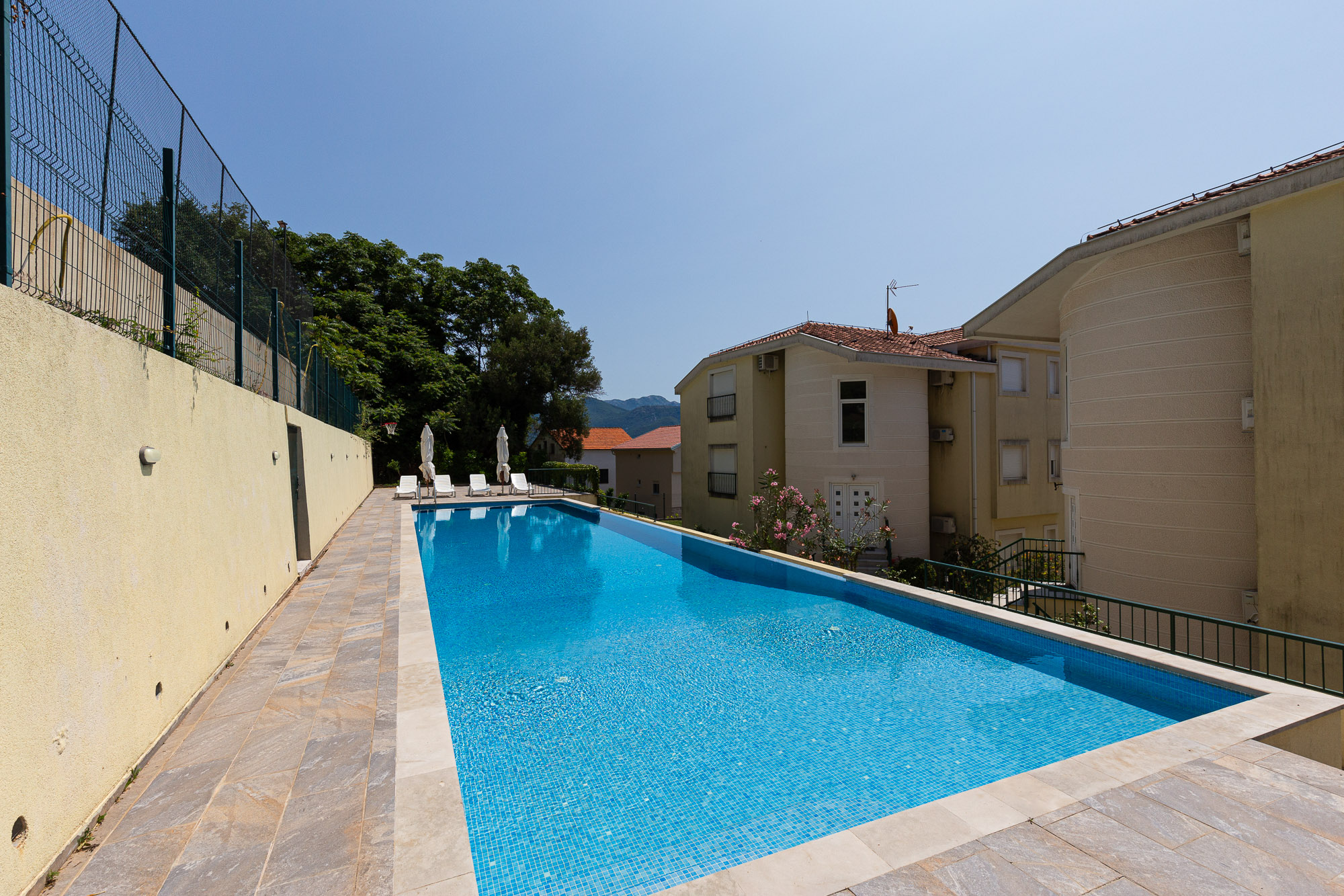 Apartment with Sea View, Bijela