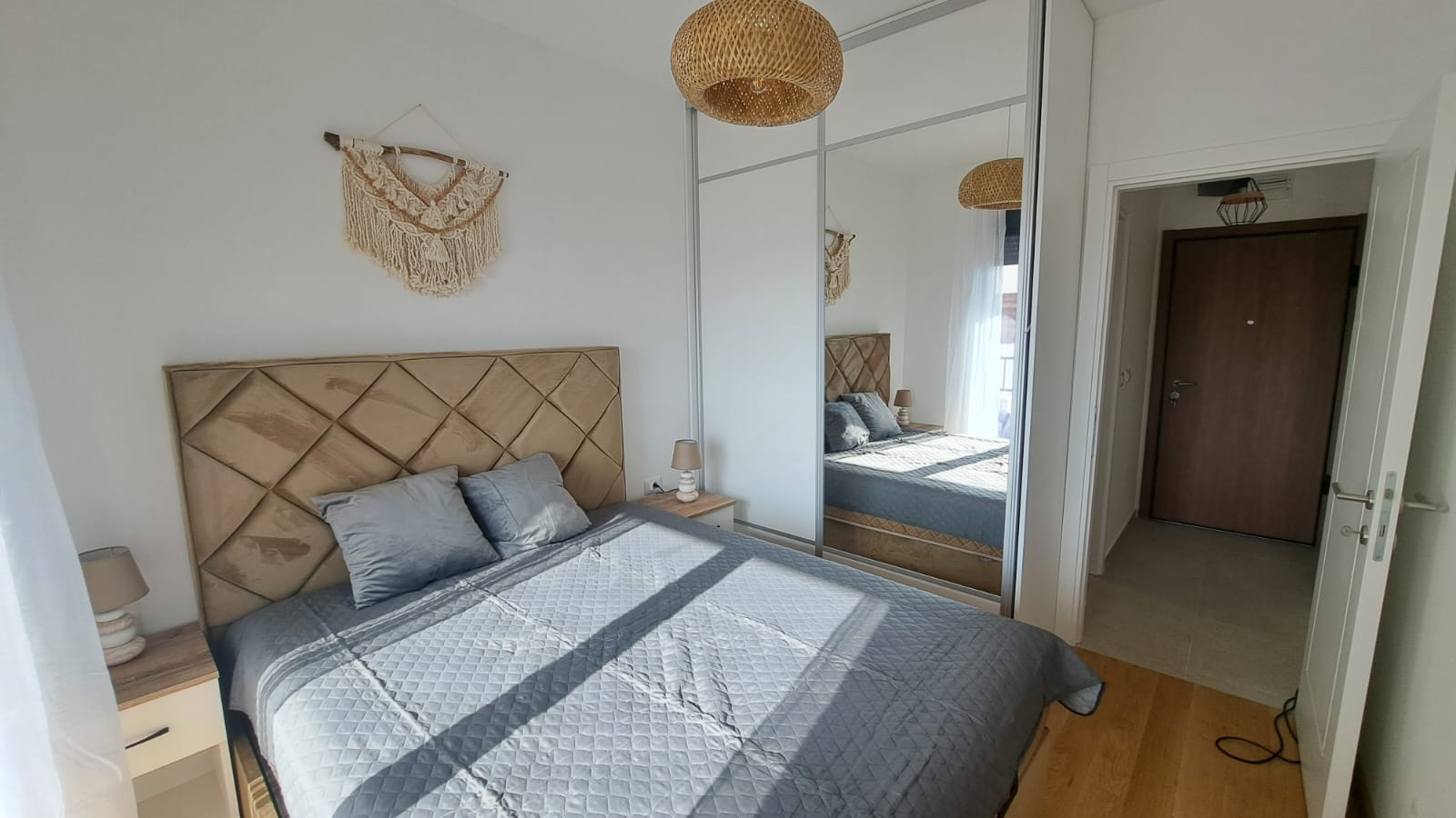 Furnished One-Bedroom Apartment with Garage and Sea View – Bečići