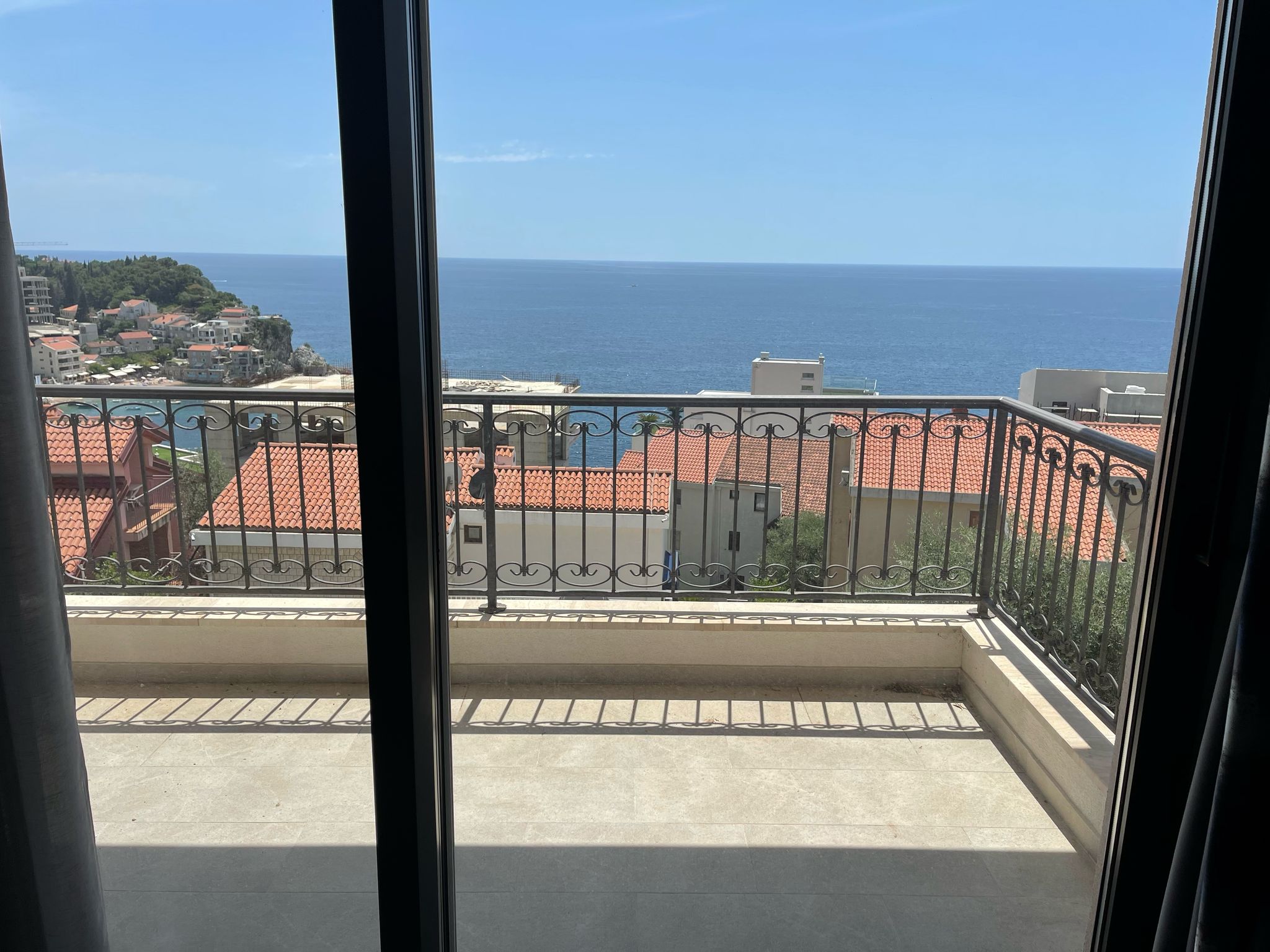 Luxuriously furnished one-bedroom apartment