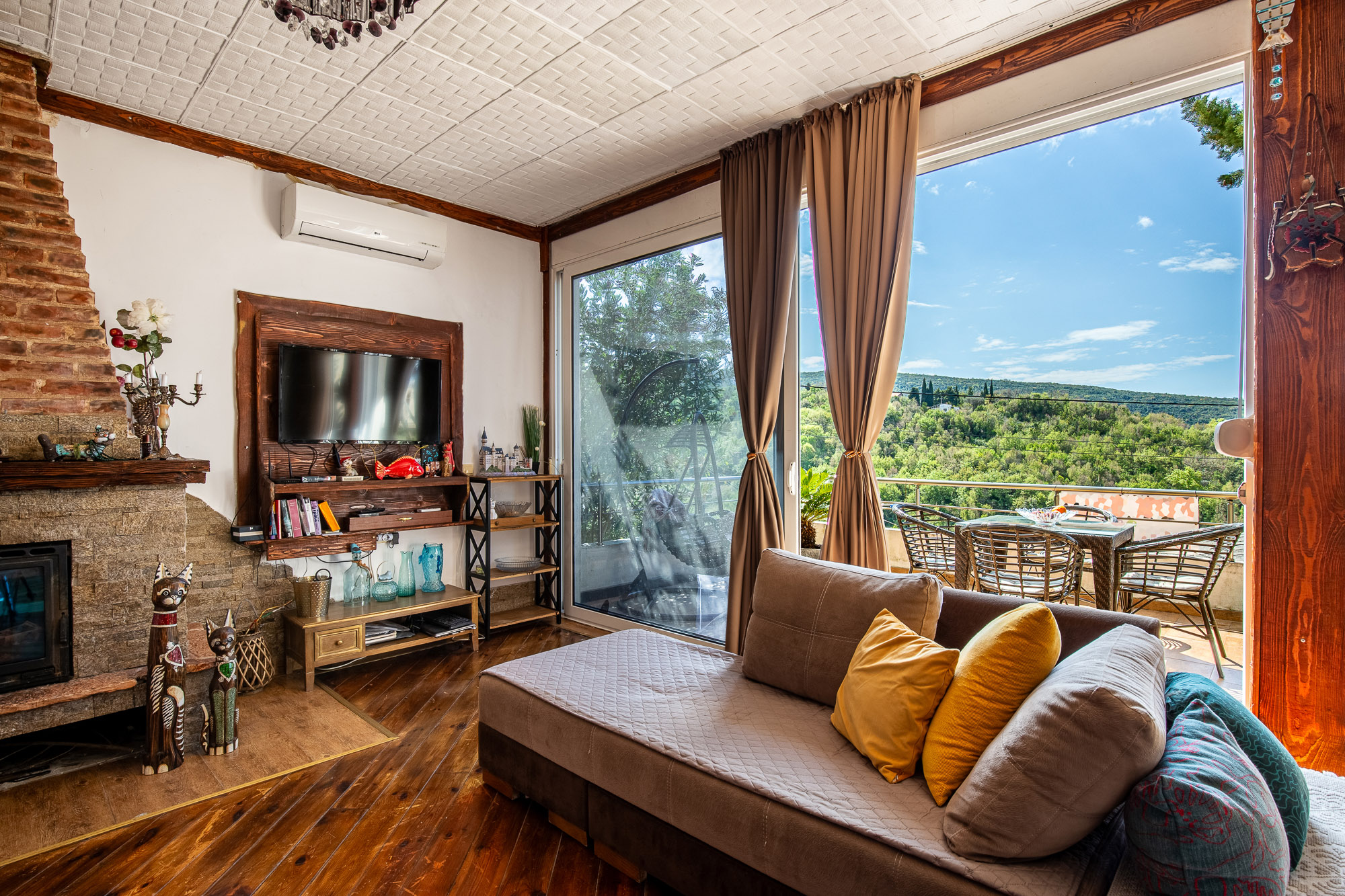 Three-story house with a panoramic sea view in Ulcinj