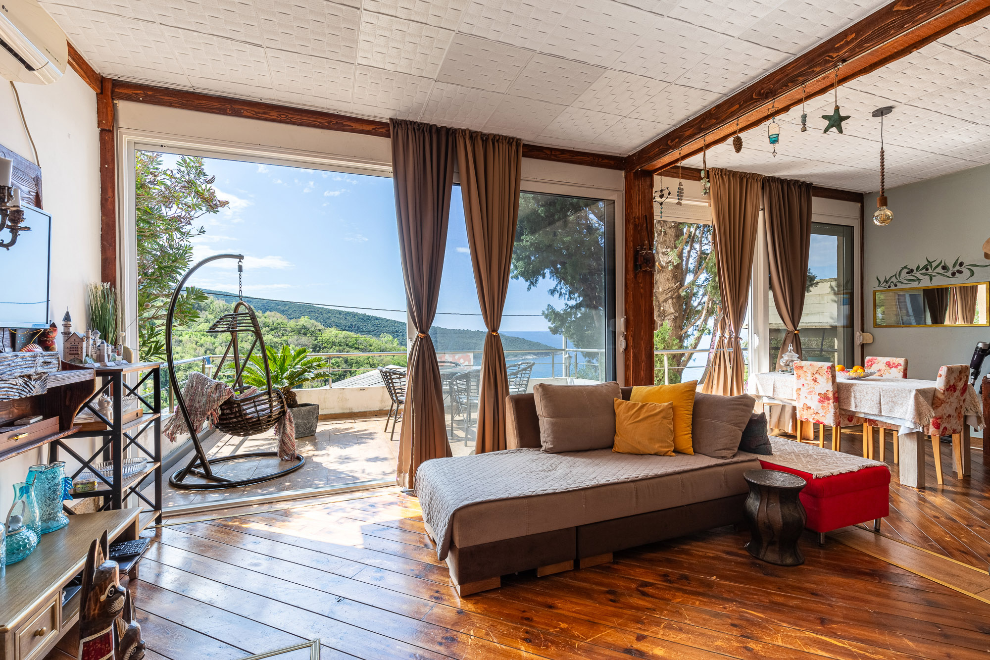 Three-story house with a panoramic sea view in Ulcinj