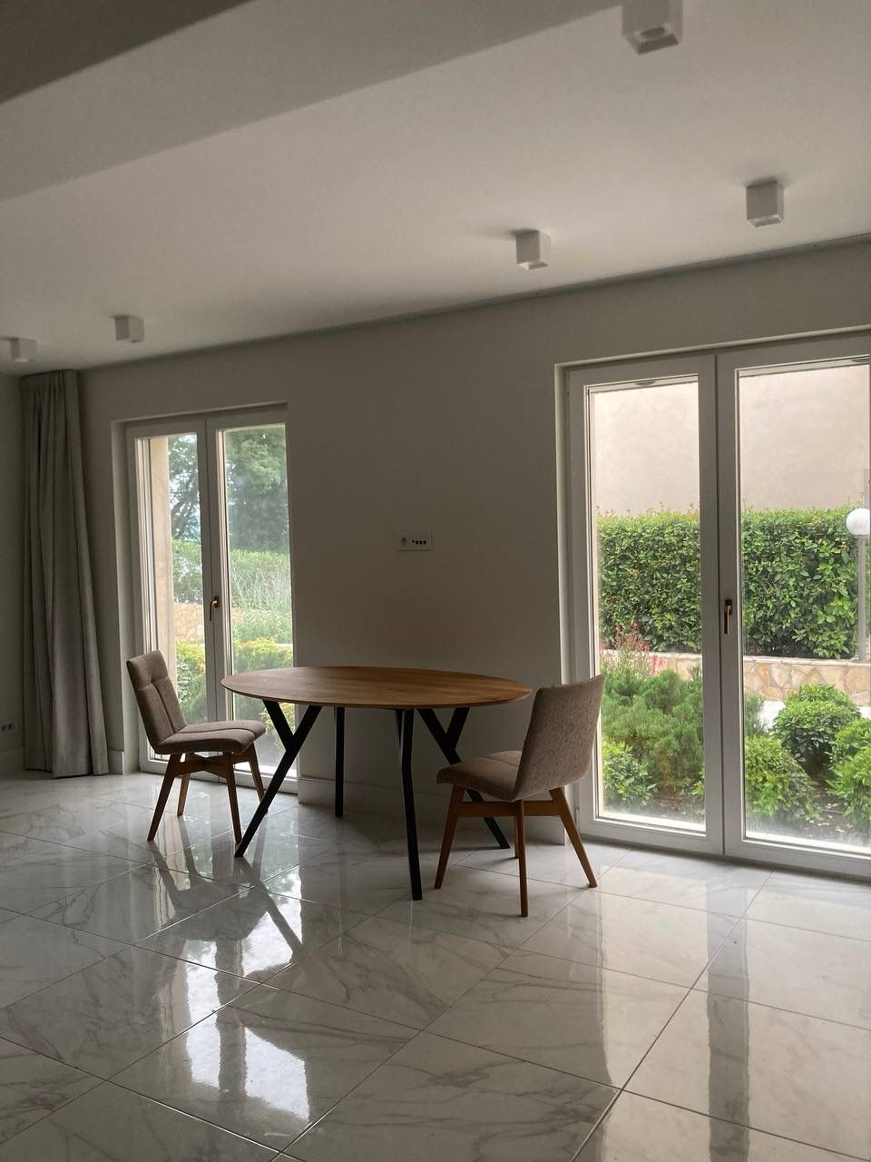 Modern Two-Bedroom Apartment by the Sea