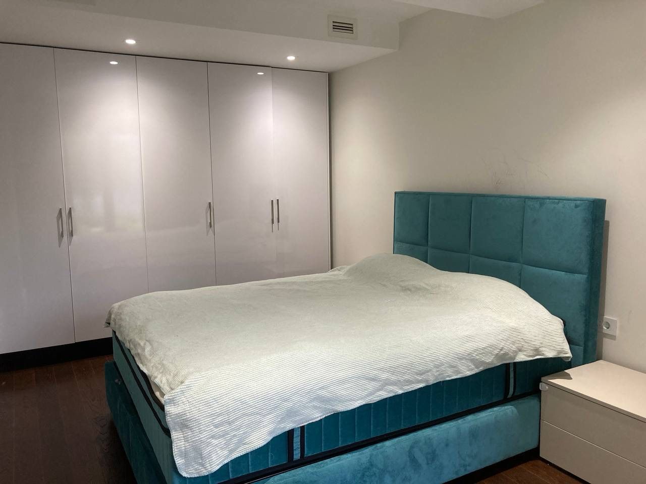 Modern Two-Bedroom Apartment by the Sea