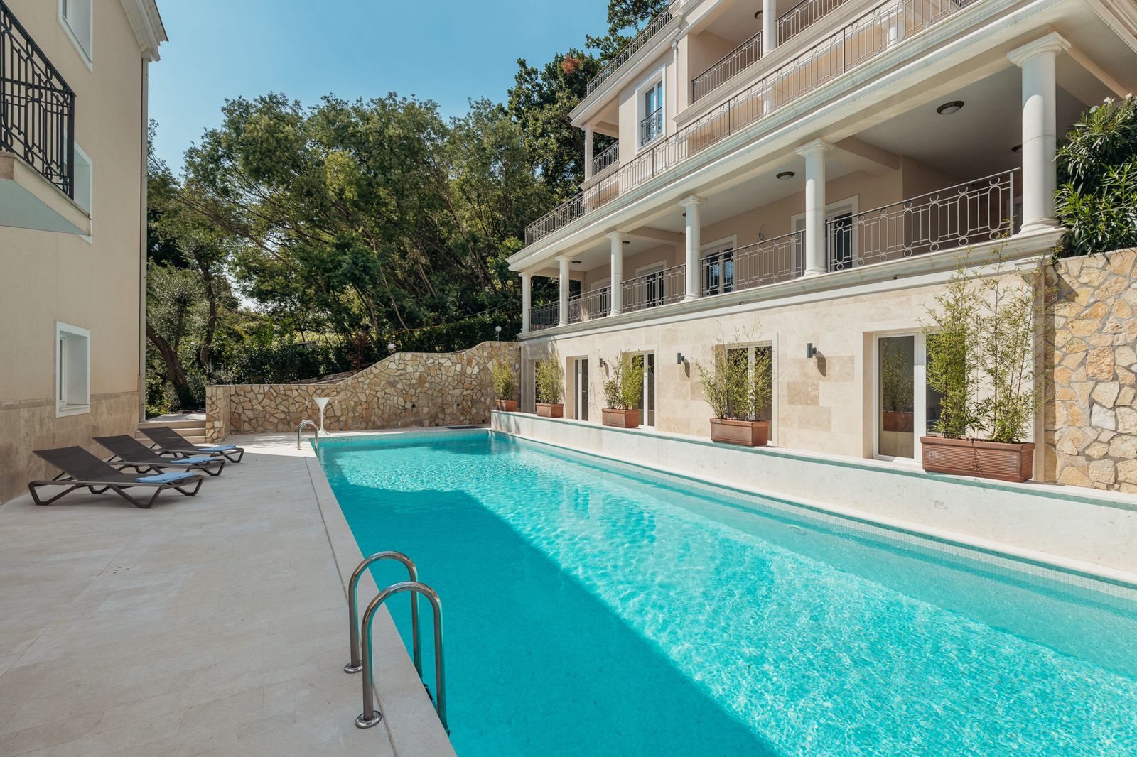 Modern Two-Bedroom Apartment by the Sea