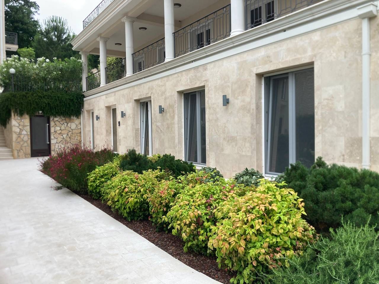 Modern Two-Bedroom Apartment by the Sea