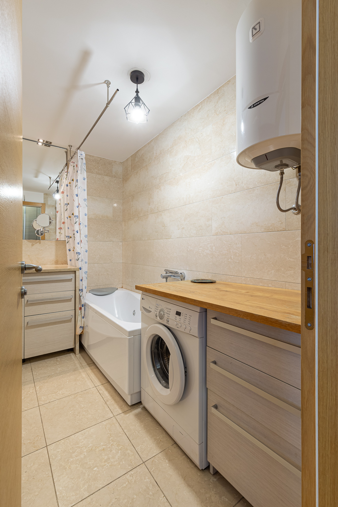 Modern, Comfortable, and Fully Equipped One-Bedroom Apartment Near the Beach