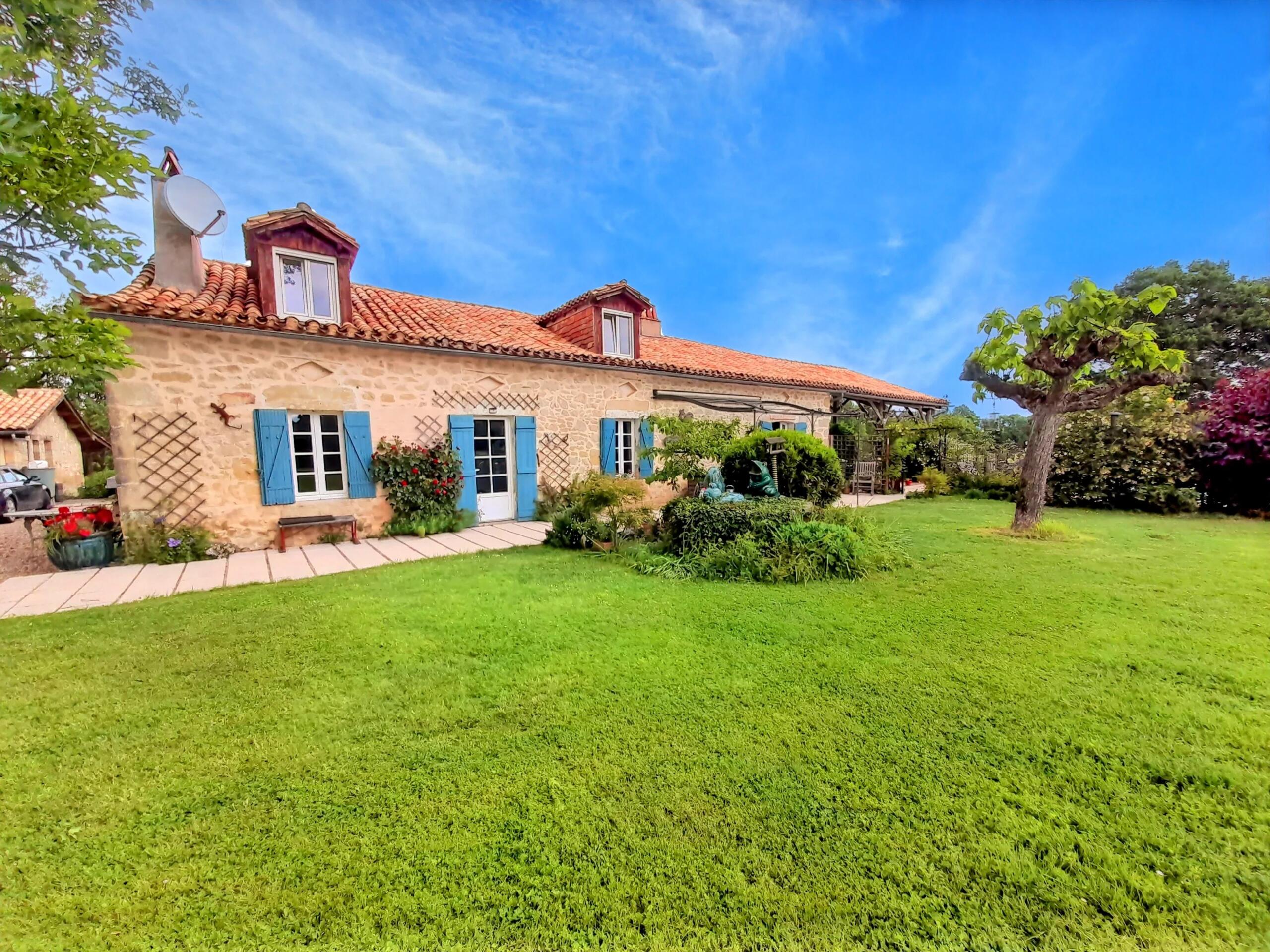 Character Country House and Swimming Pool, Aquitaine – France – BVI80393