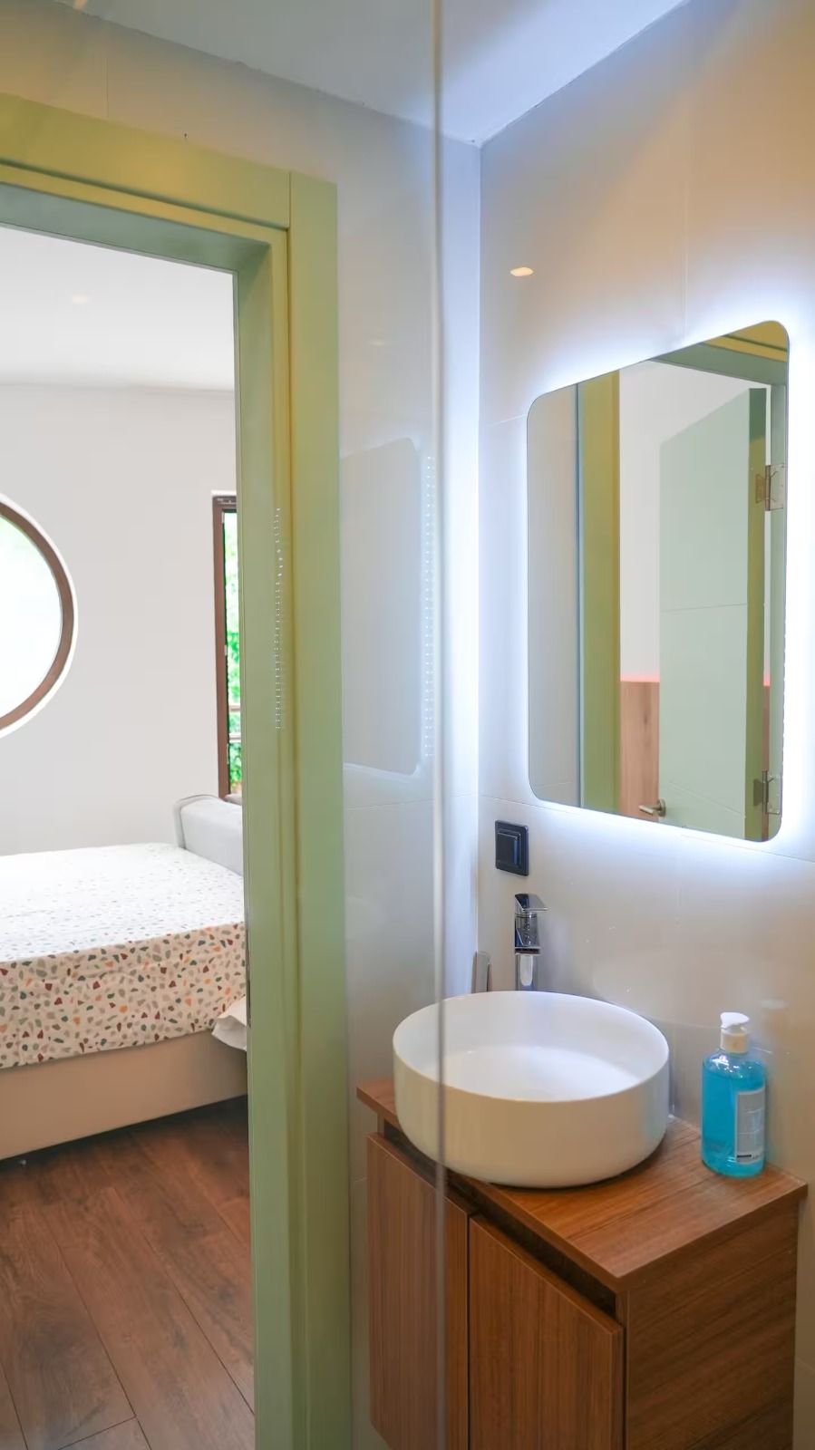 Unique Studio with Modern Design and California Charm – Your New Home or Investment!