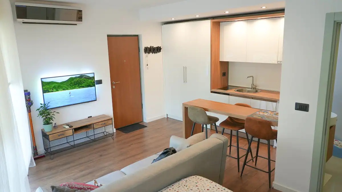 Unique Studio with Modern Design and California Charm – Your New Home or Investment!