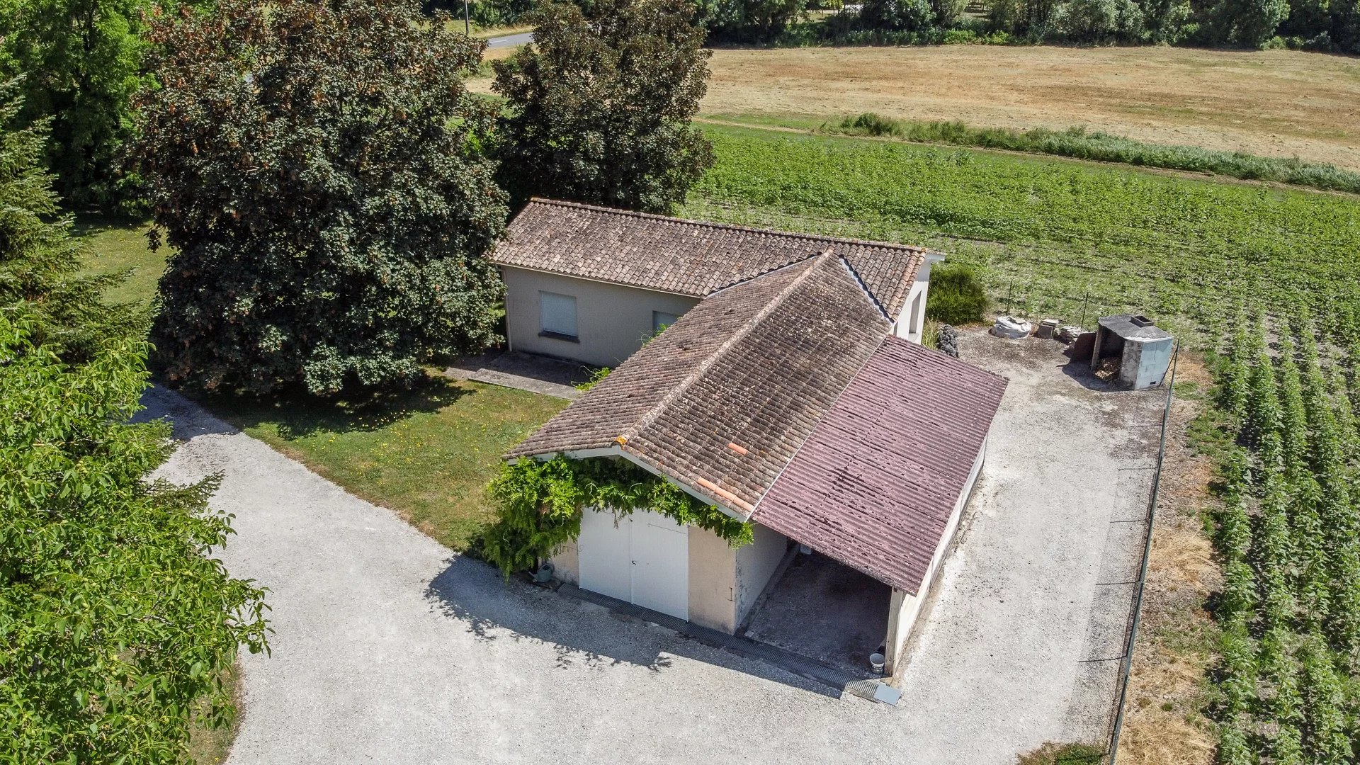 5 bedroom ‘mini-mansion’ with in-ground pool, Poitou-Charentes – France – BVI82307