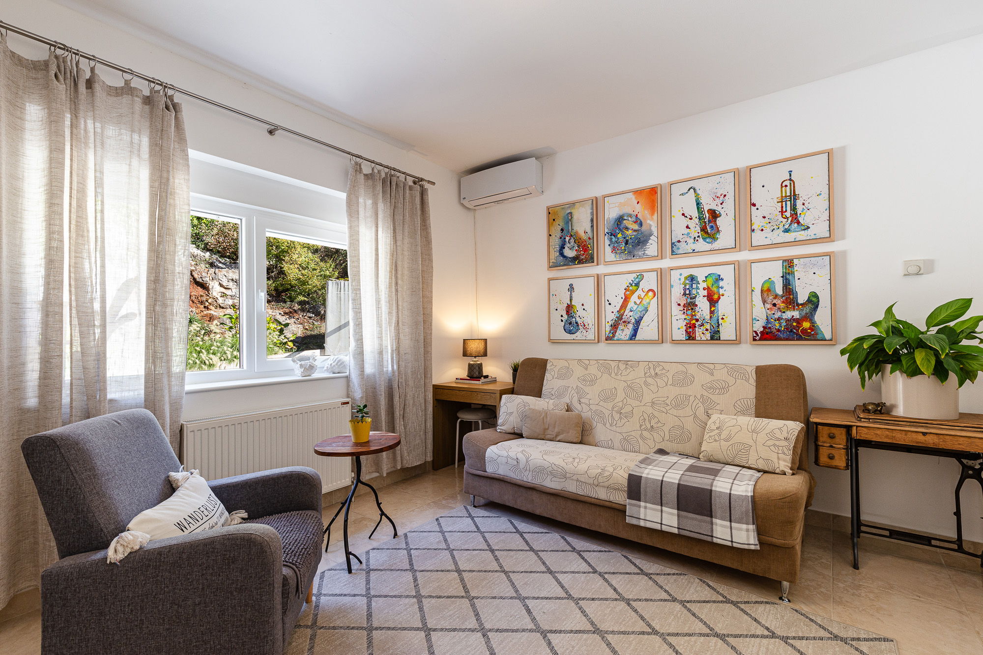 Family Home with Panoramic Nature Views