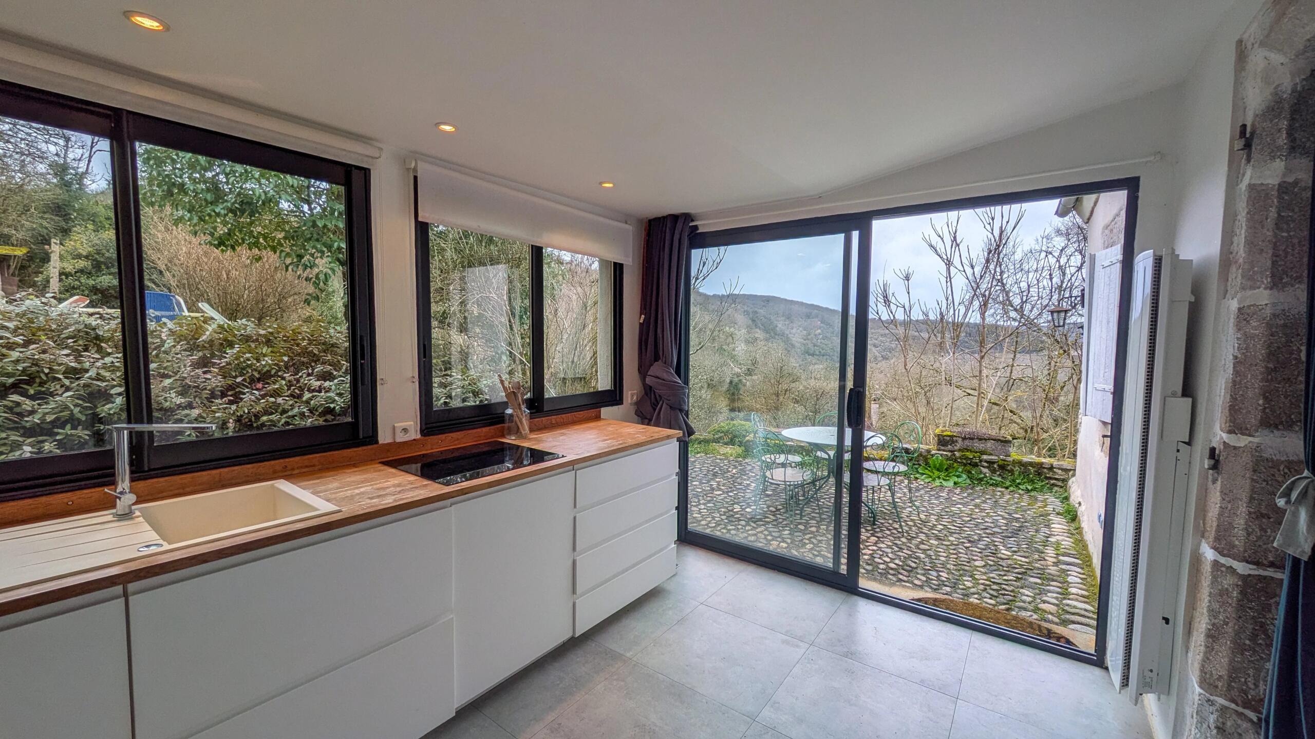 Lovely pied-à-terre with stunning views, Midi-Pyrénées – France – BVI84153