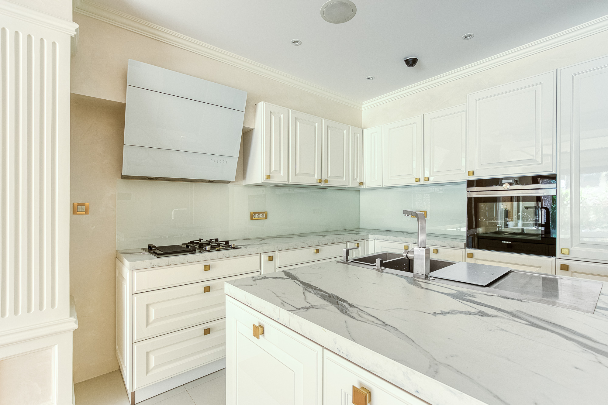 Luxurious One-Bedroom Apartment with Designer Interior