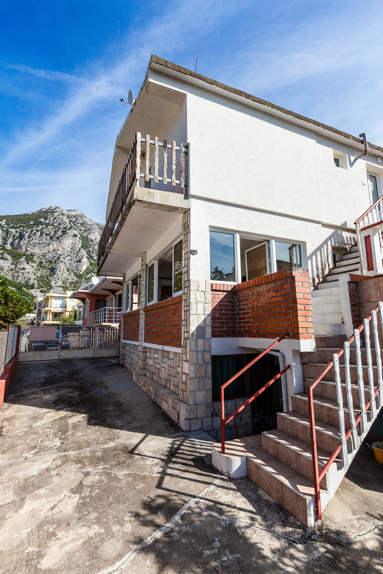 House with a terrace and sea view in Bar