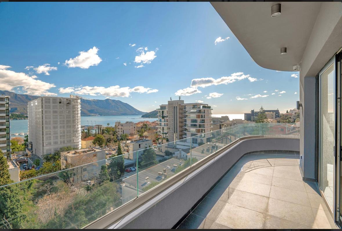 Three-bedroom apartment in Budva with a stunning view