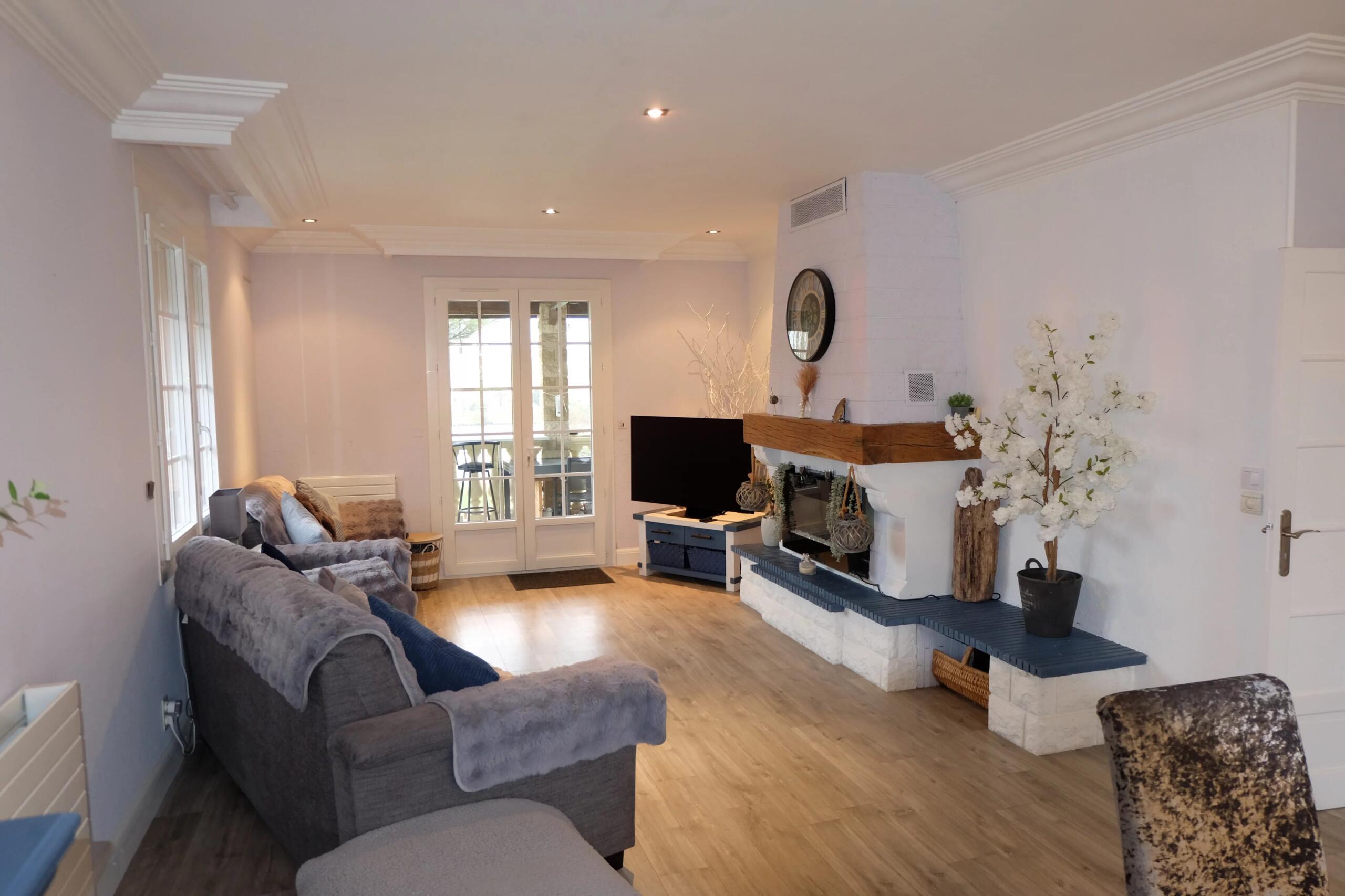 Riverside house with swimming pool, Aquitaine – France – BVI83914