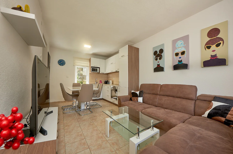 House, 1 room, 55 m² with a 610 m² plot in Kostanjica