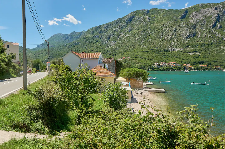 House, 1 room, 55 m² with a 610 m² plot in Kostanjica