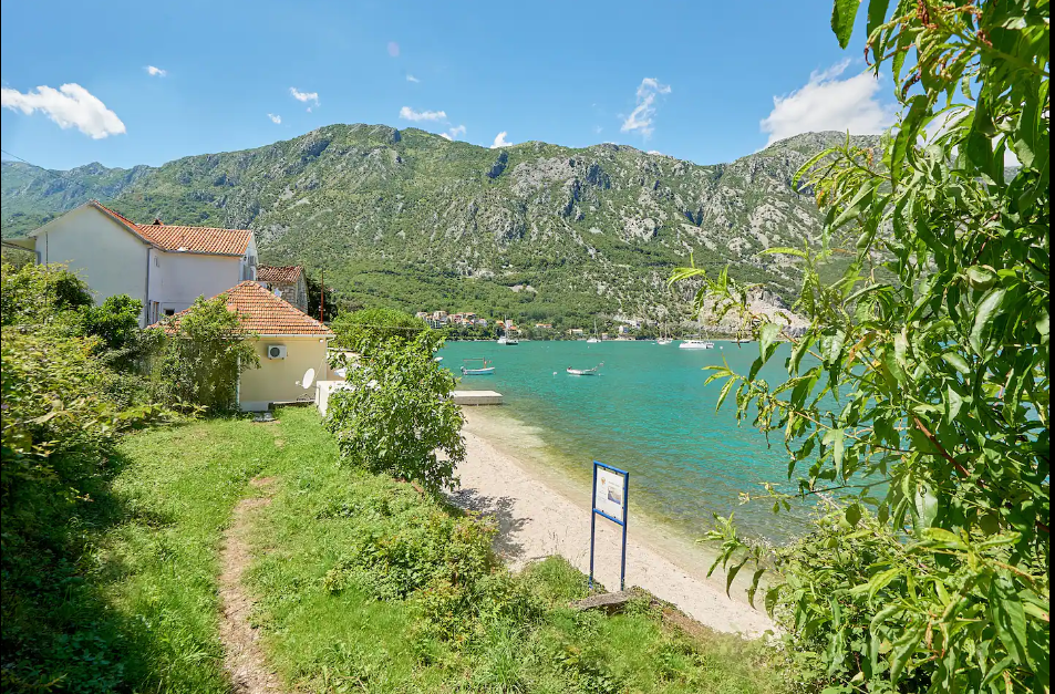 House, 1 room, 55 m² with a 610 m² plot in Kostanjica