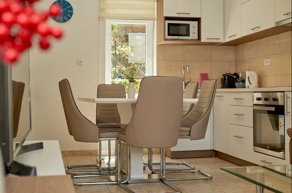 House, 1 room, 55 m² with a 610 m² plot in Kostanjica