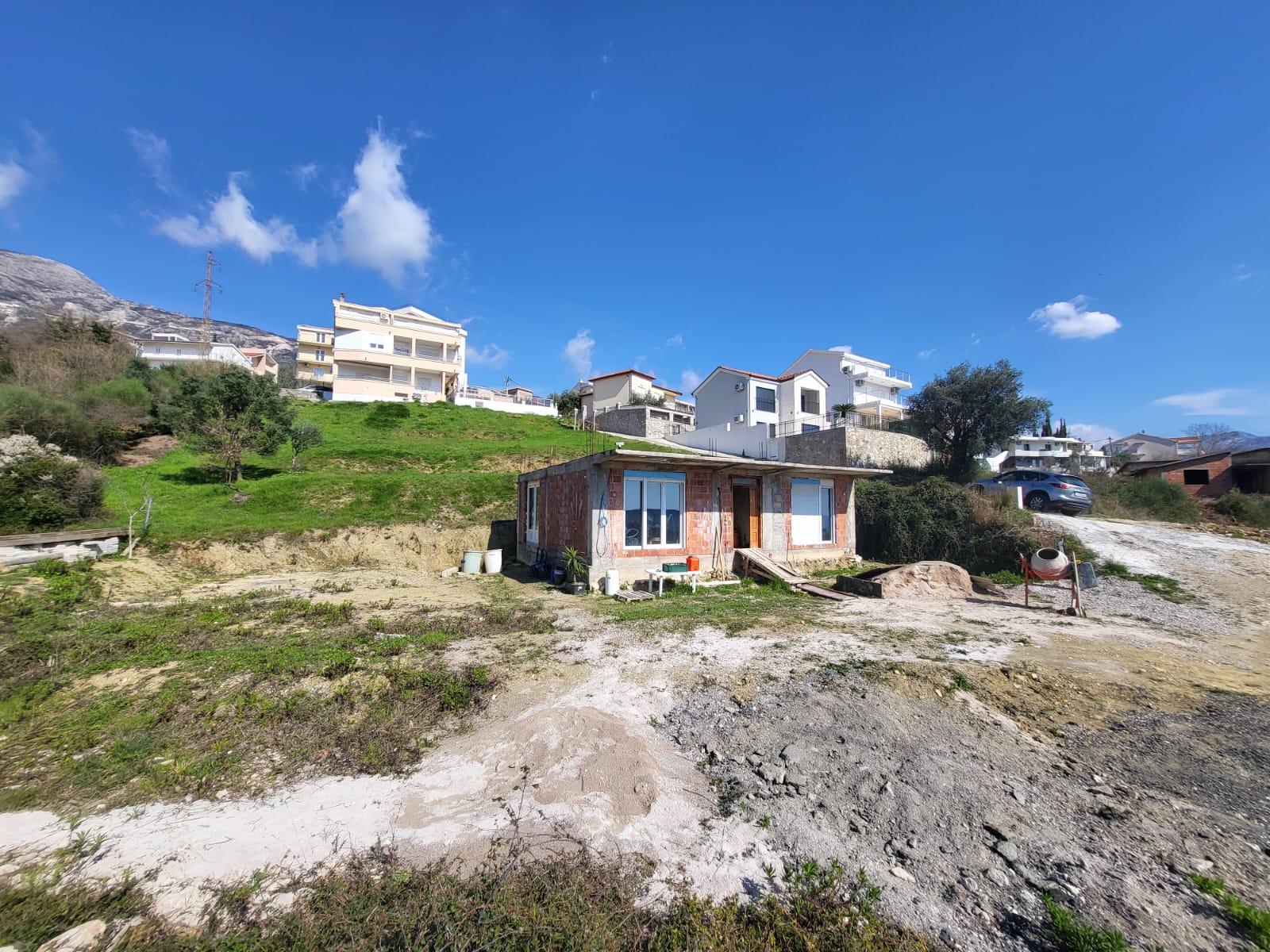 A plot with a house in Ivanovići, 905m²