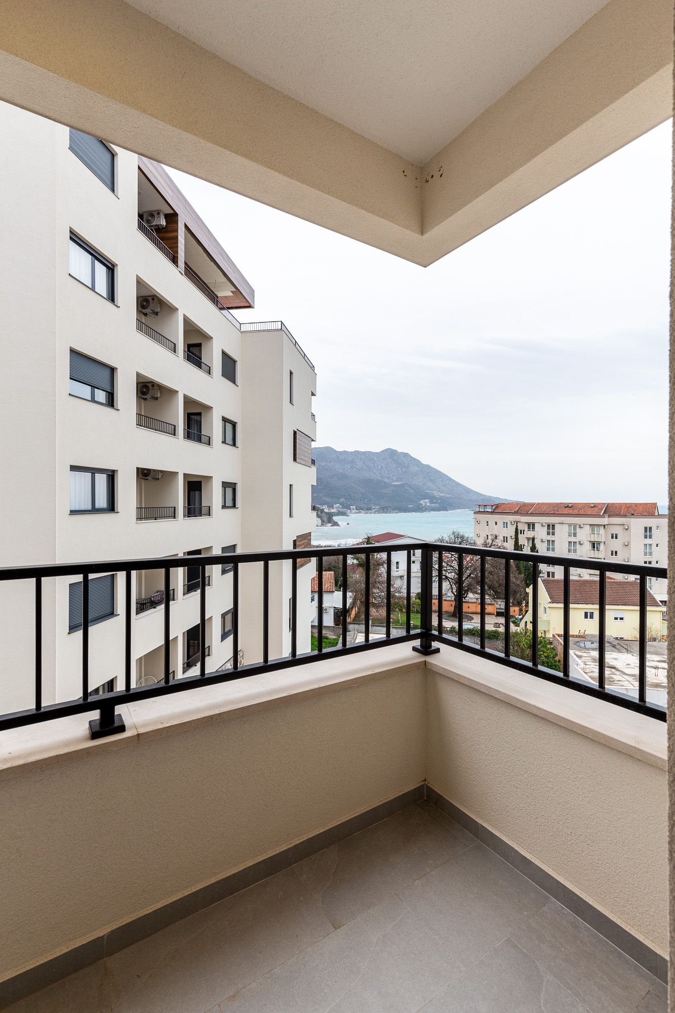 One bedroom apartment in Becici with a sea view