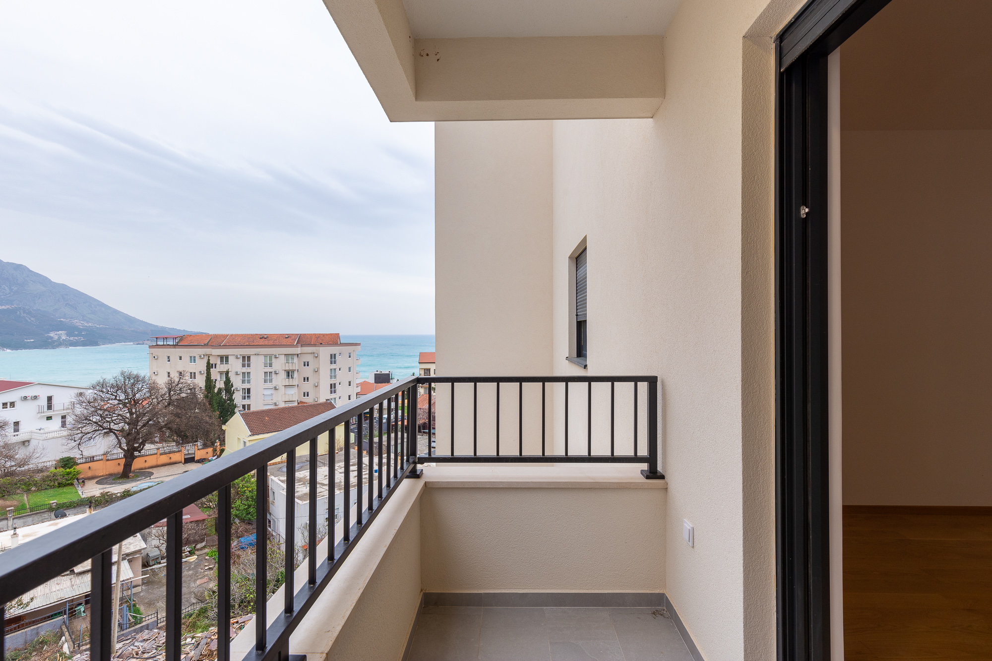 One bedroom apartment in Becici with a sea view