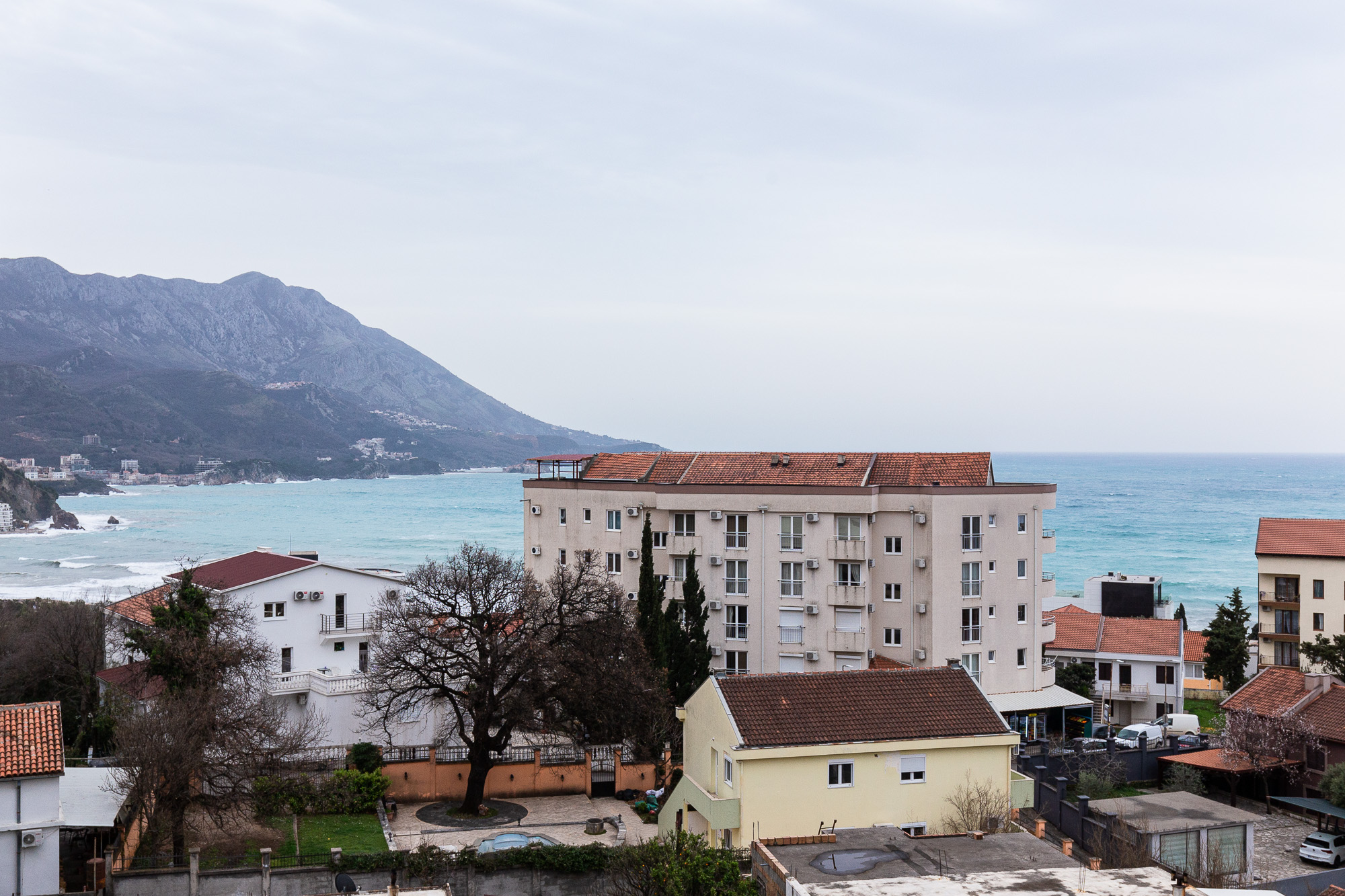 One bedroom apartment in Becici with a sea view