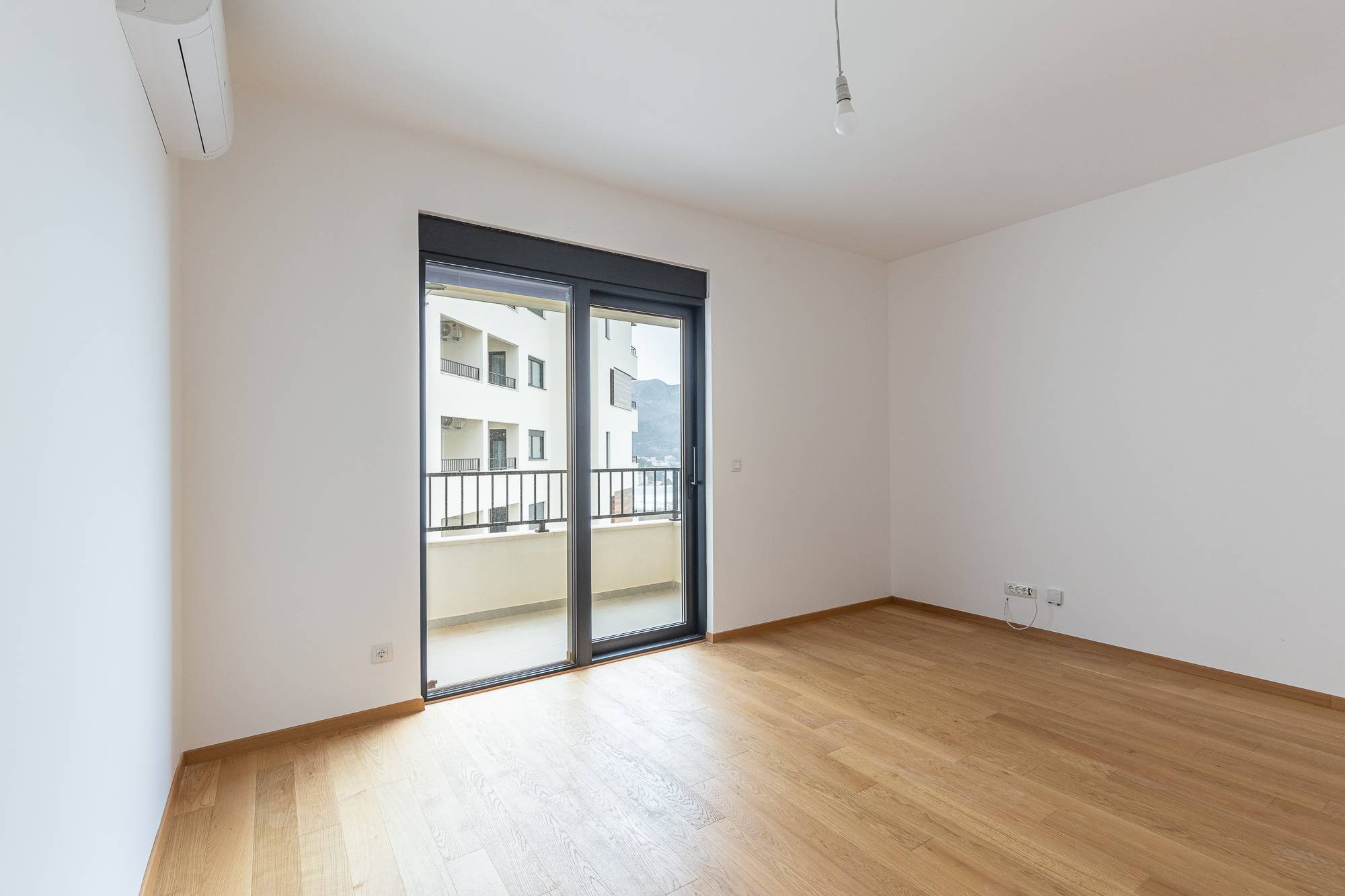 One bedroom apartment in Becici with a sea view