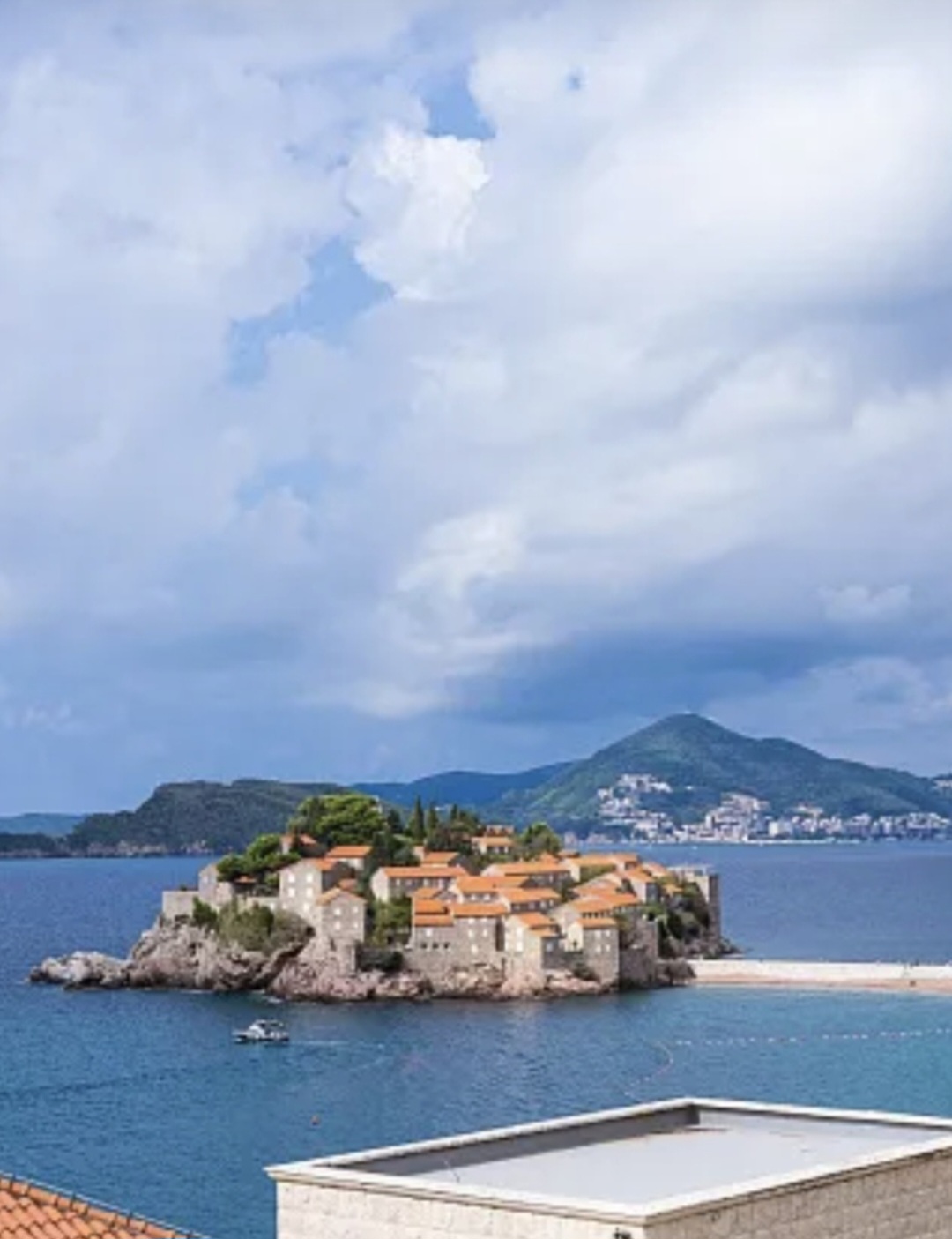 Spacious duplex apartment with sea view in Sveti Stefan