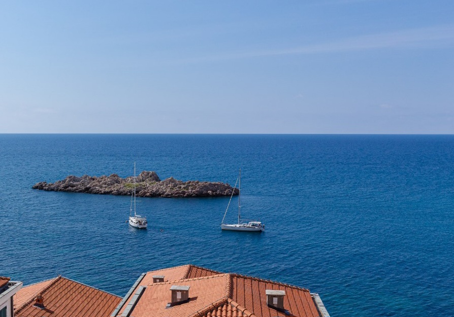 Spacious duplex apartment with sea view in Sveti Stefan