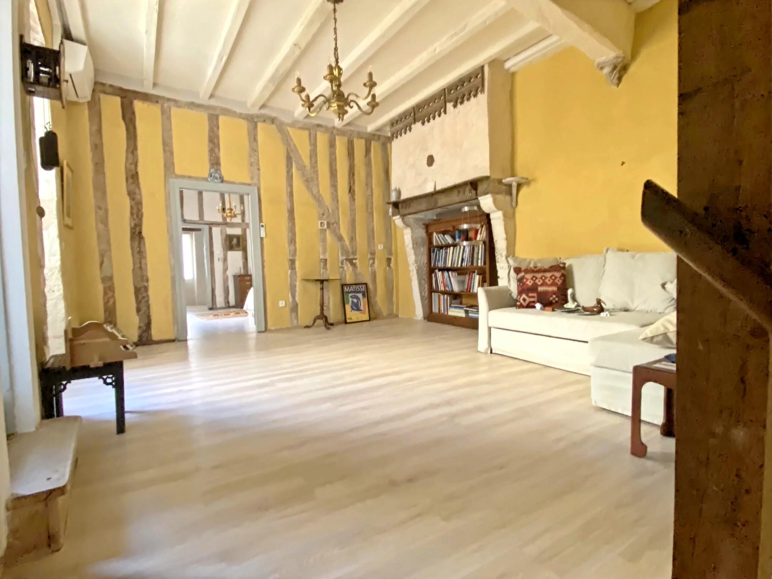 An Exceptional 18th-Century Town House with Rare Provenance, Aquitaine – France – BVI83615