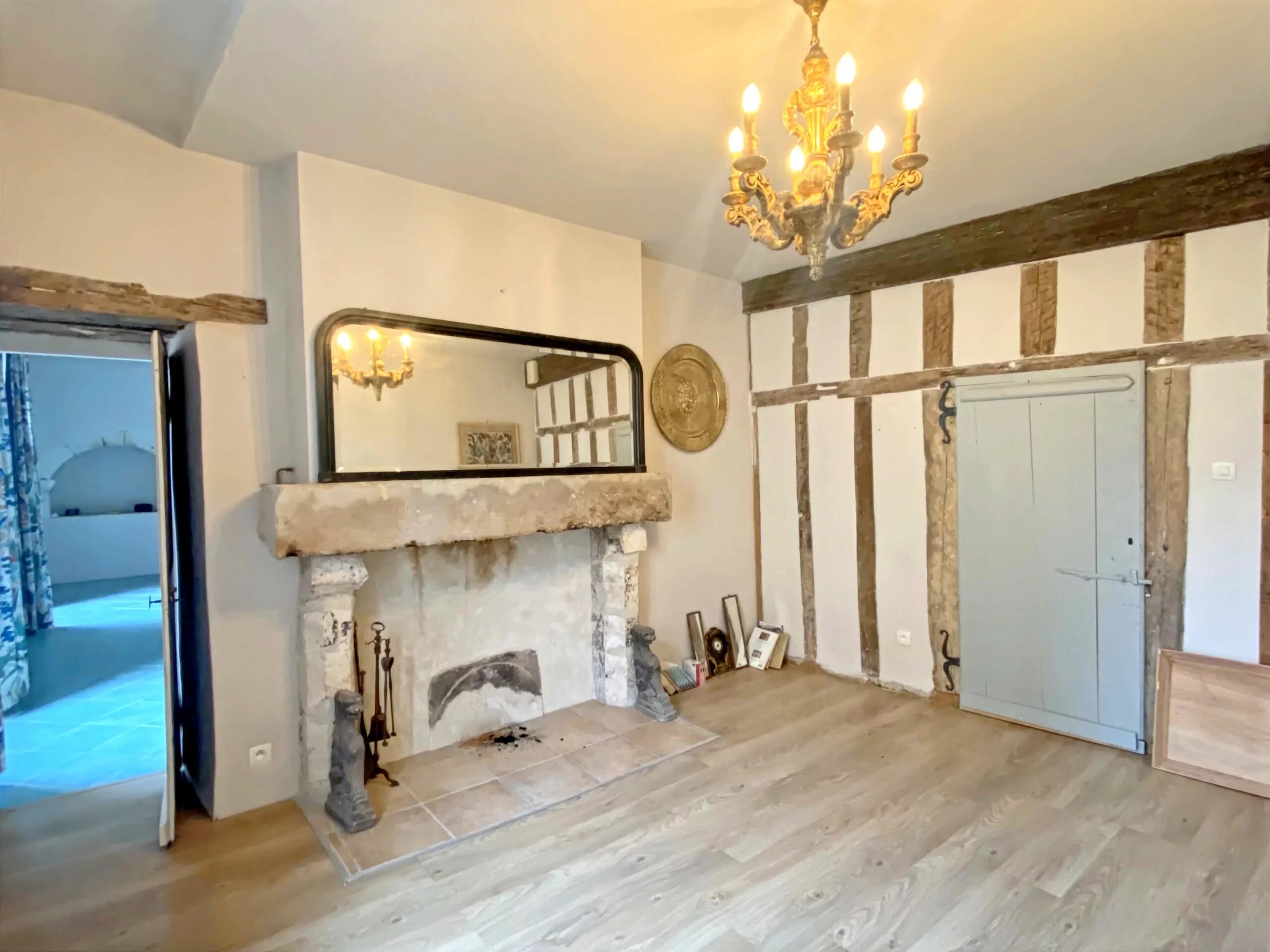 An Exceptional 18th-Century Town House with Rare Provenance, Aquitaine – France – BVI83615