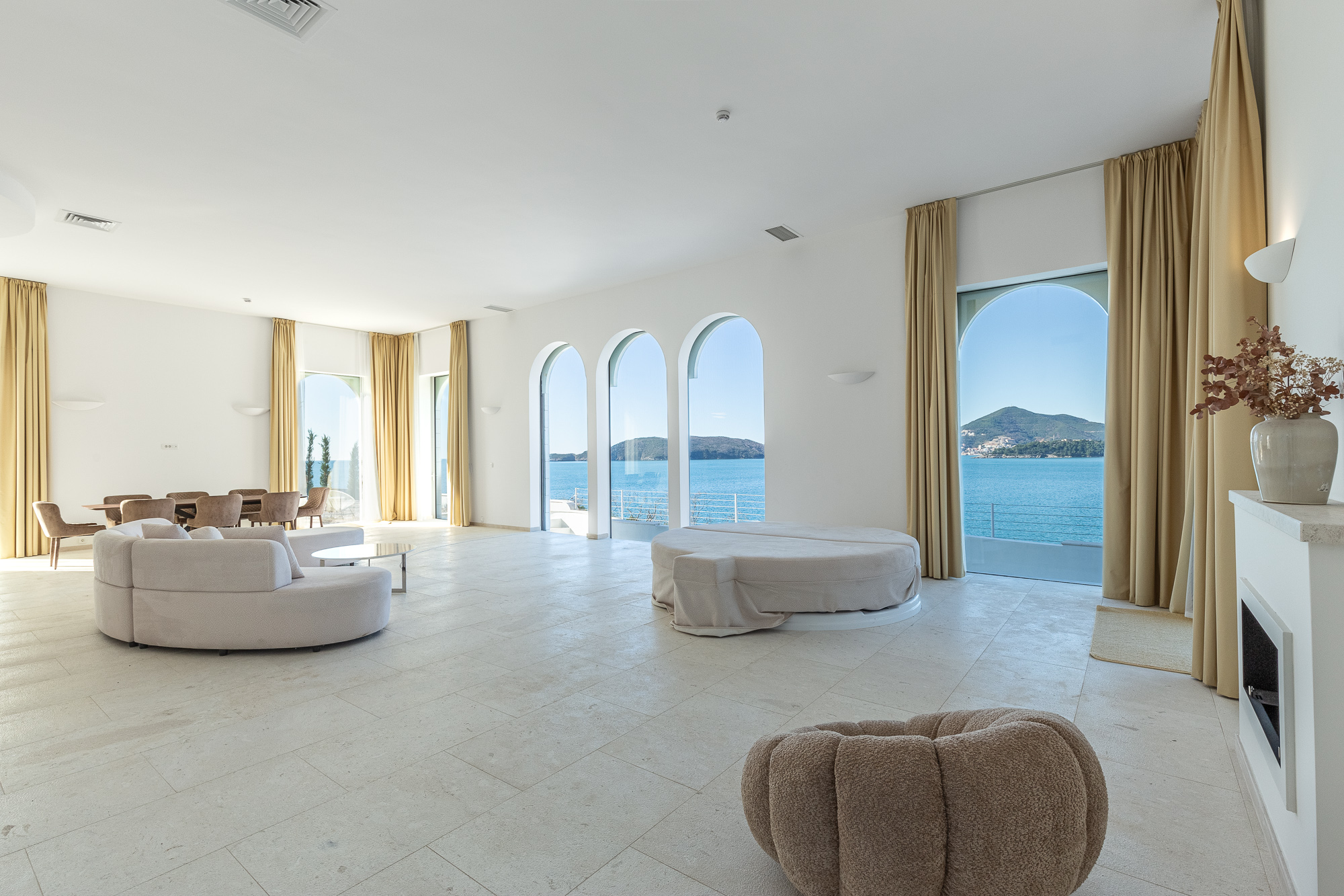 Luxurious villas in the PURE MANSIONS complex