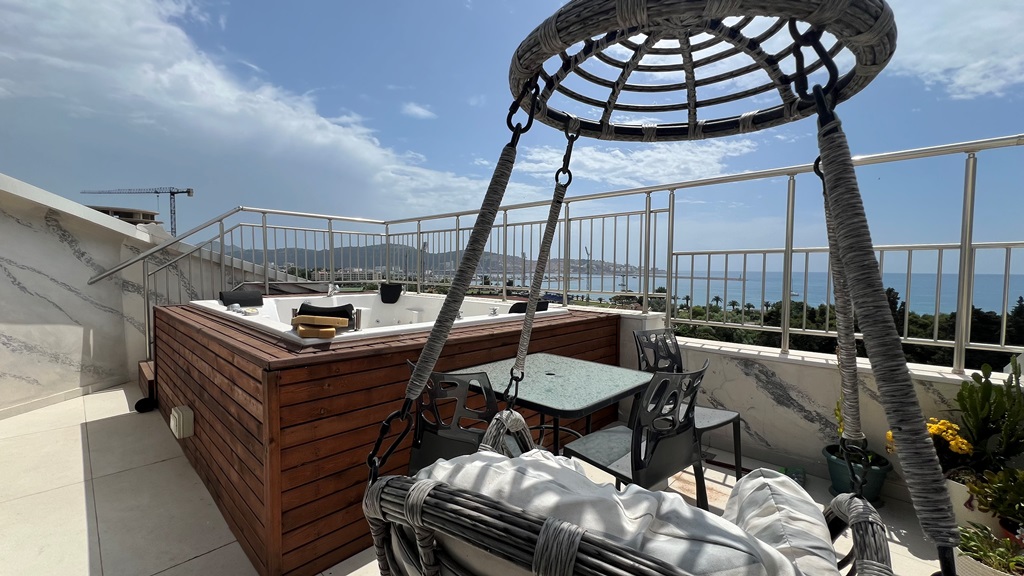 Apartment 144m2 with two bedrooms and sea views in Bar