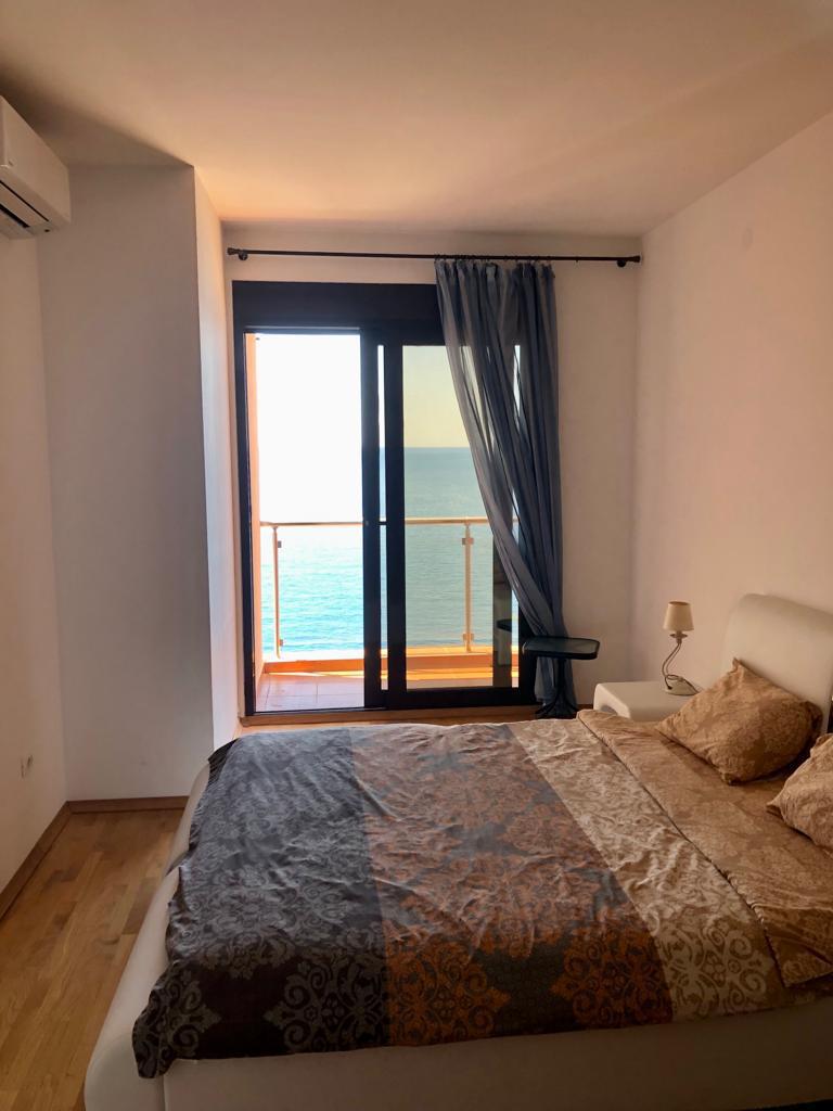 Apartment 89m2 on the first line with panoramic sea views in Dobra Voda