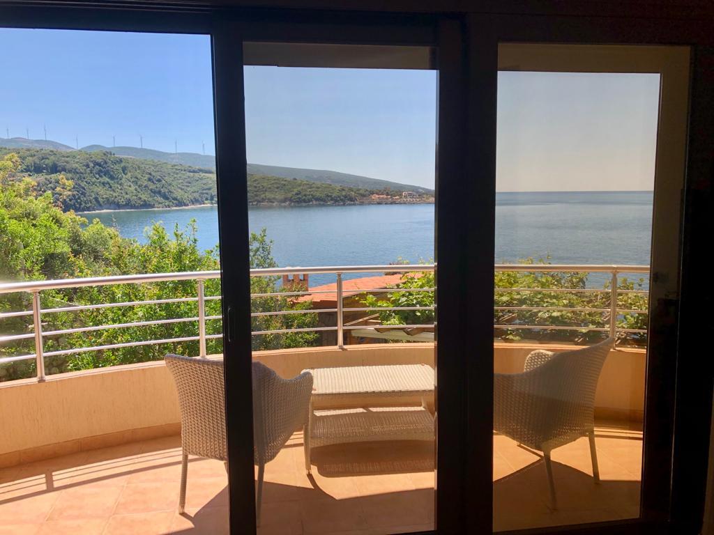 Apartment 89m2 on the first line with panoramic sea views in Dobra Voda