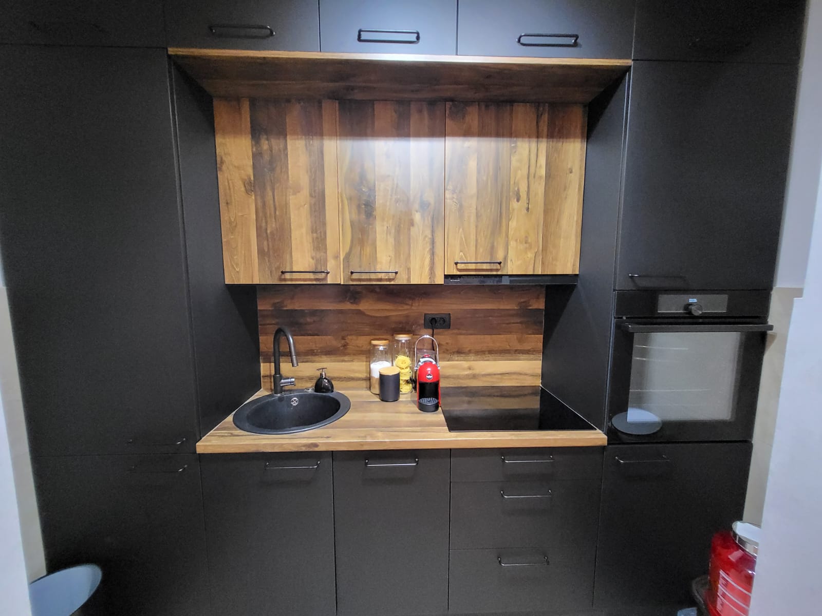 Apartment with two bedrooms and a garage space in Budva